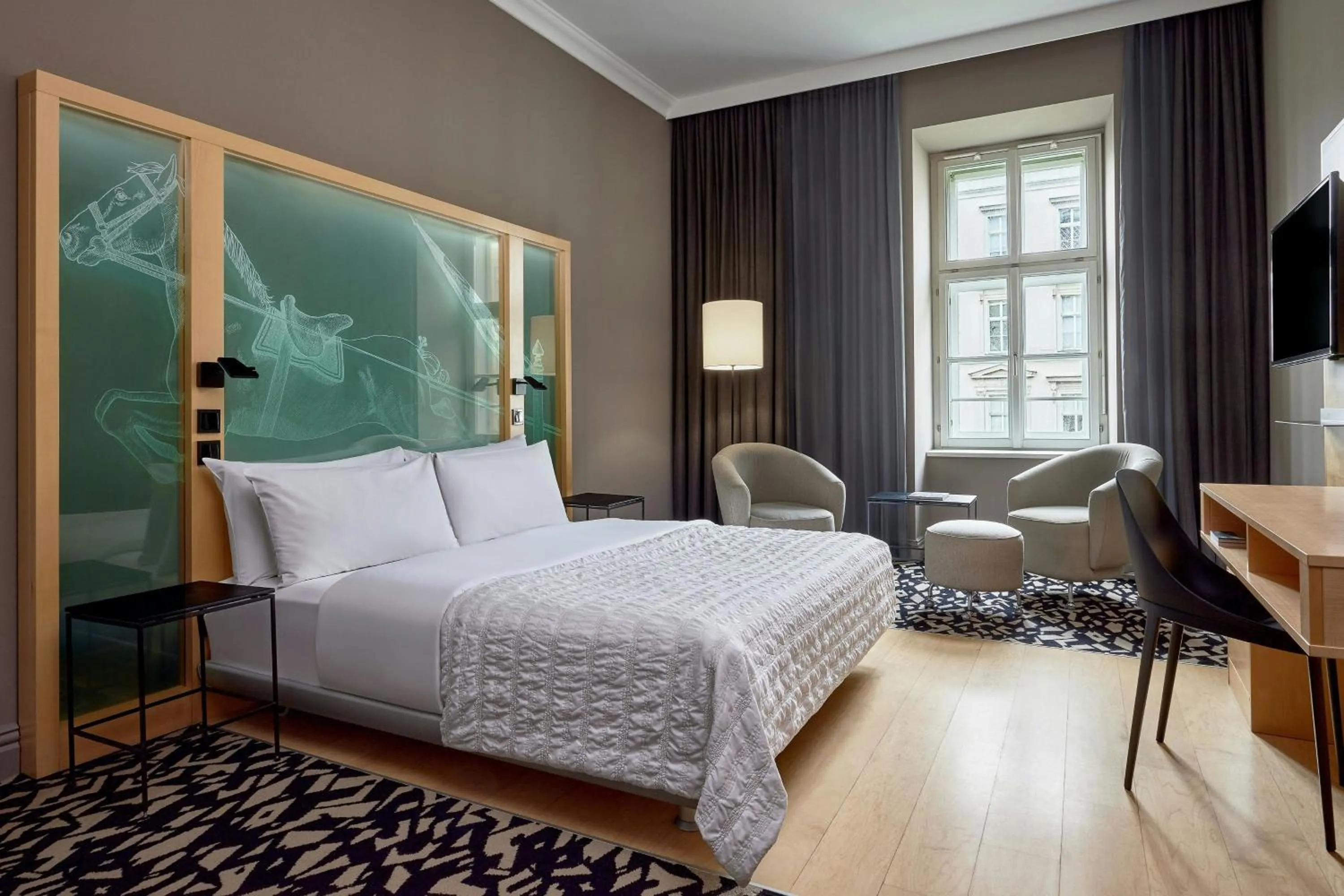 Photo of the whole room, Bed in Le Méridien Vienna