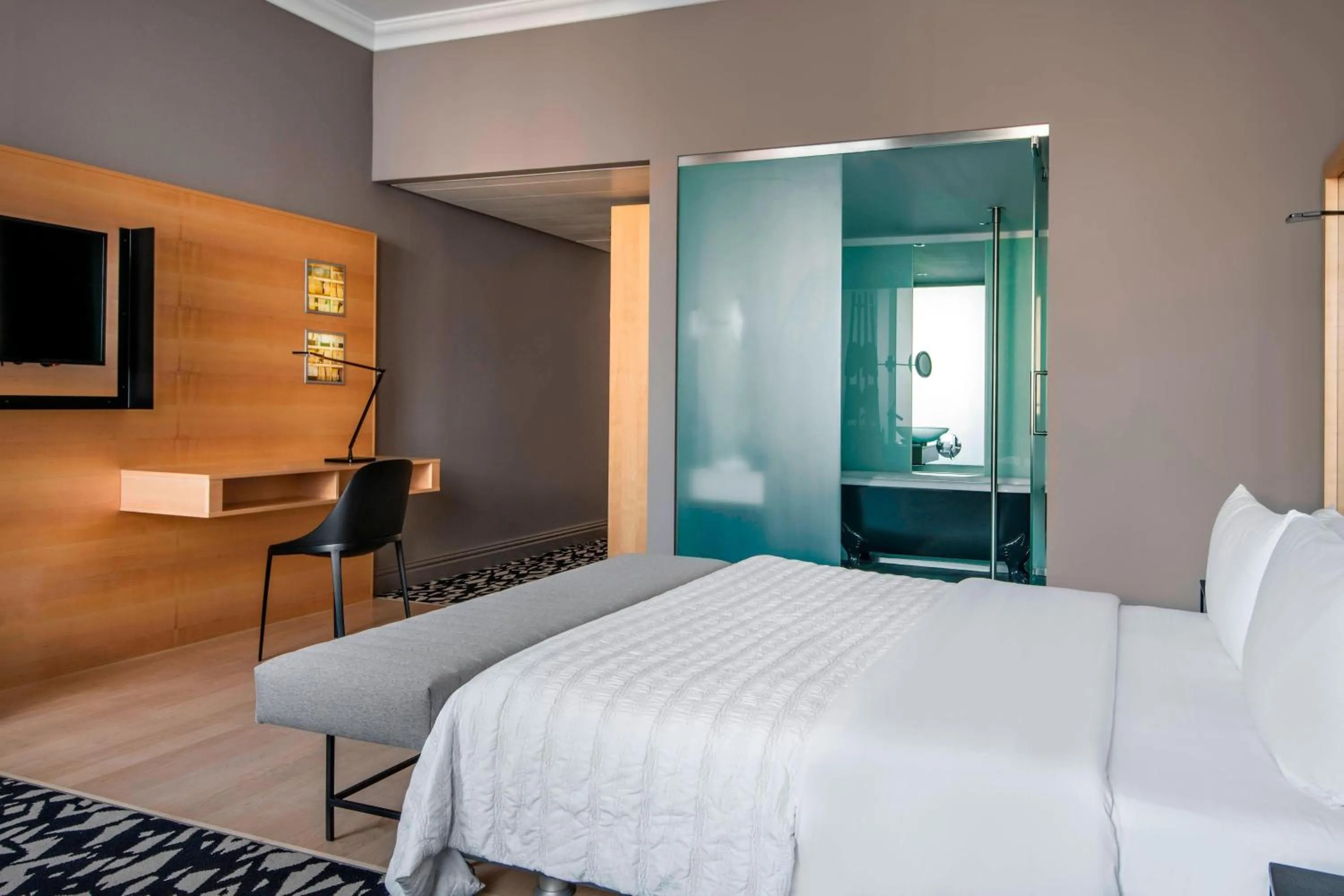 Photo of the whole room, Bed in Le Méridien Vienna