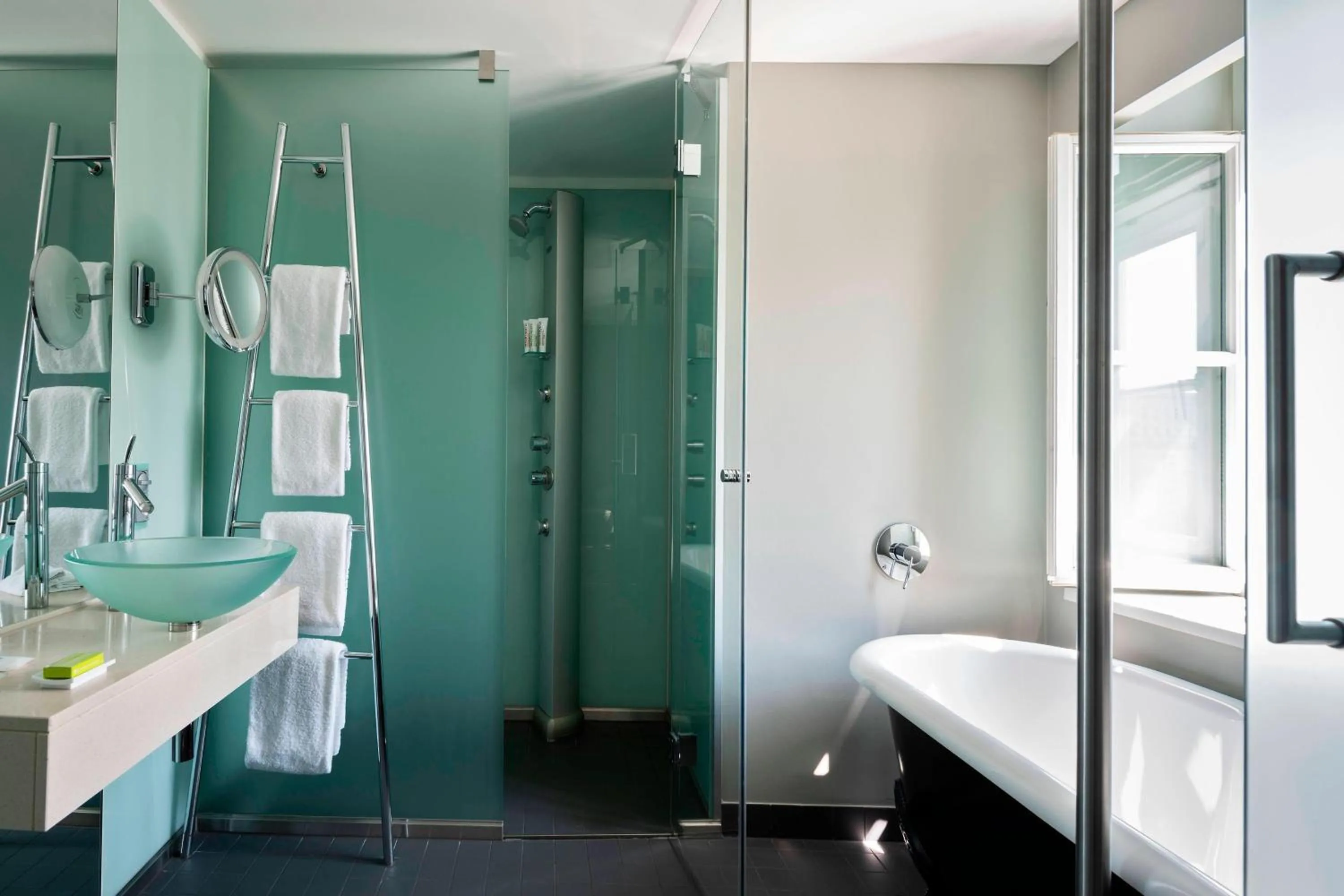 Bathroom, Bed in Le Méridien Vienna