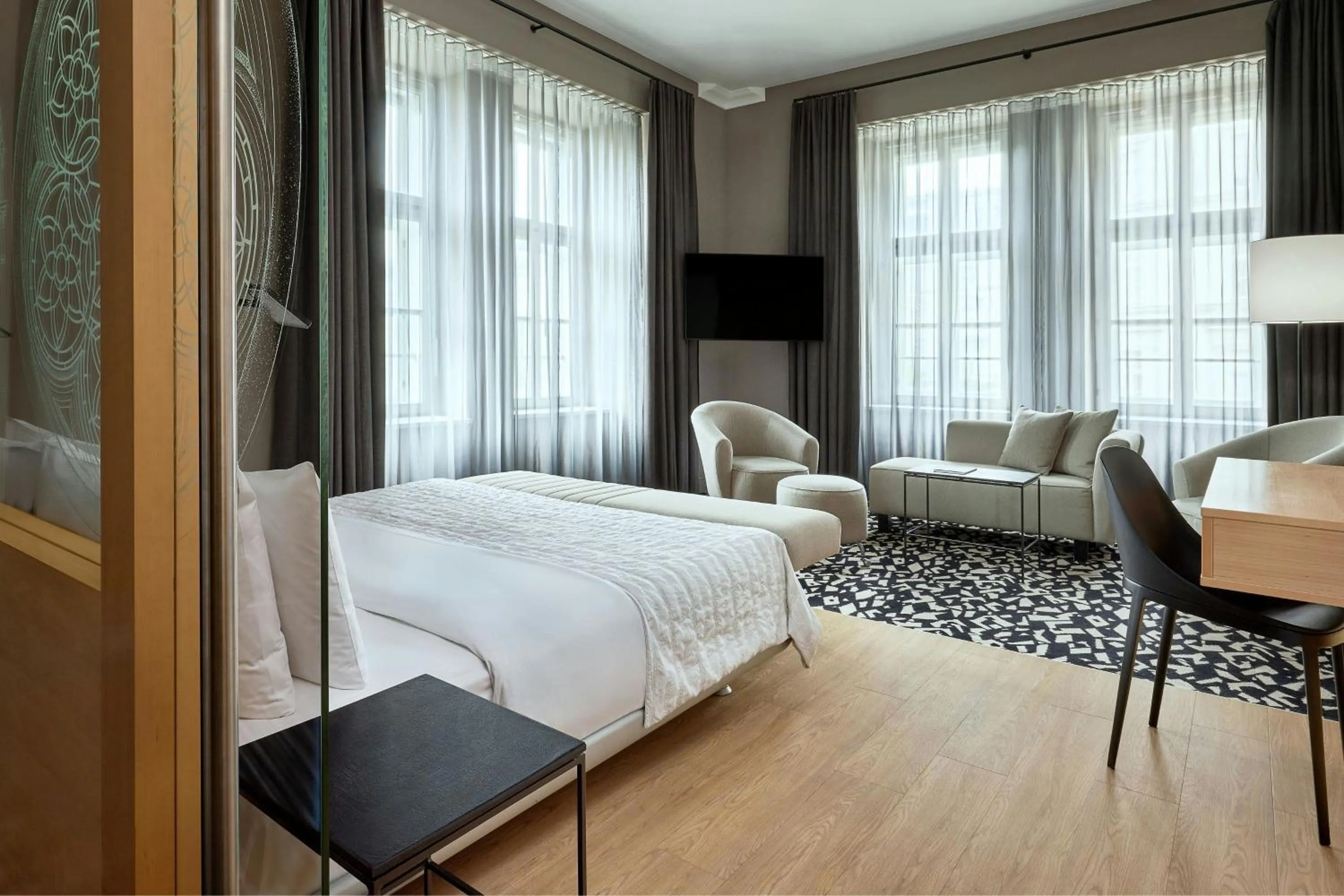 Photo of the whole room, Bed in Le Méridien Vienna