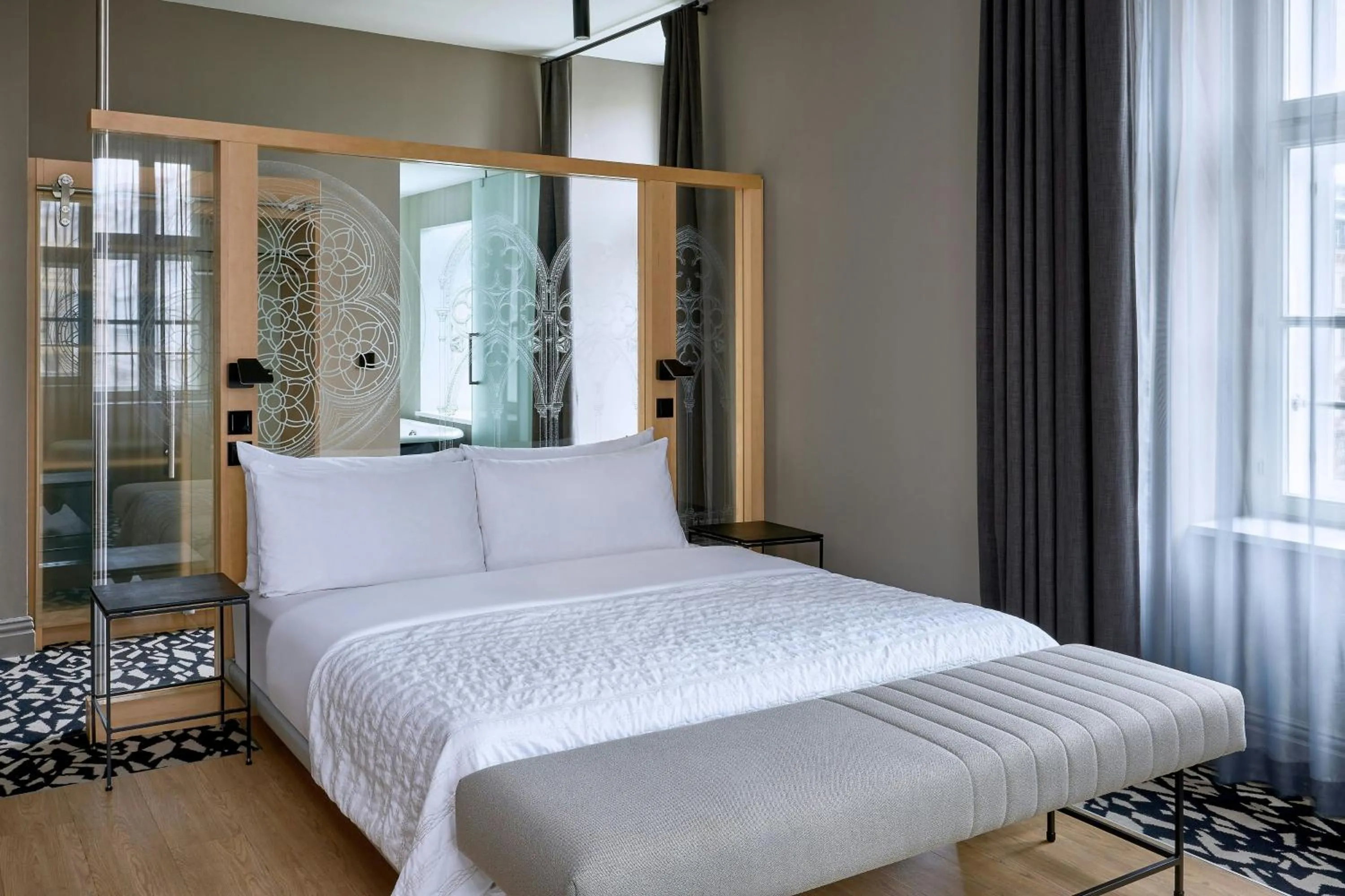 Photo of the whole room, Bed in Le Méridien Vienna