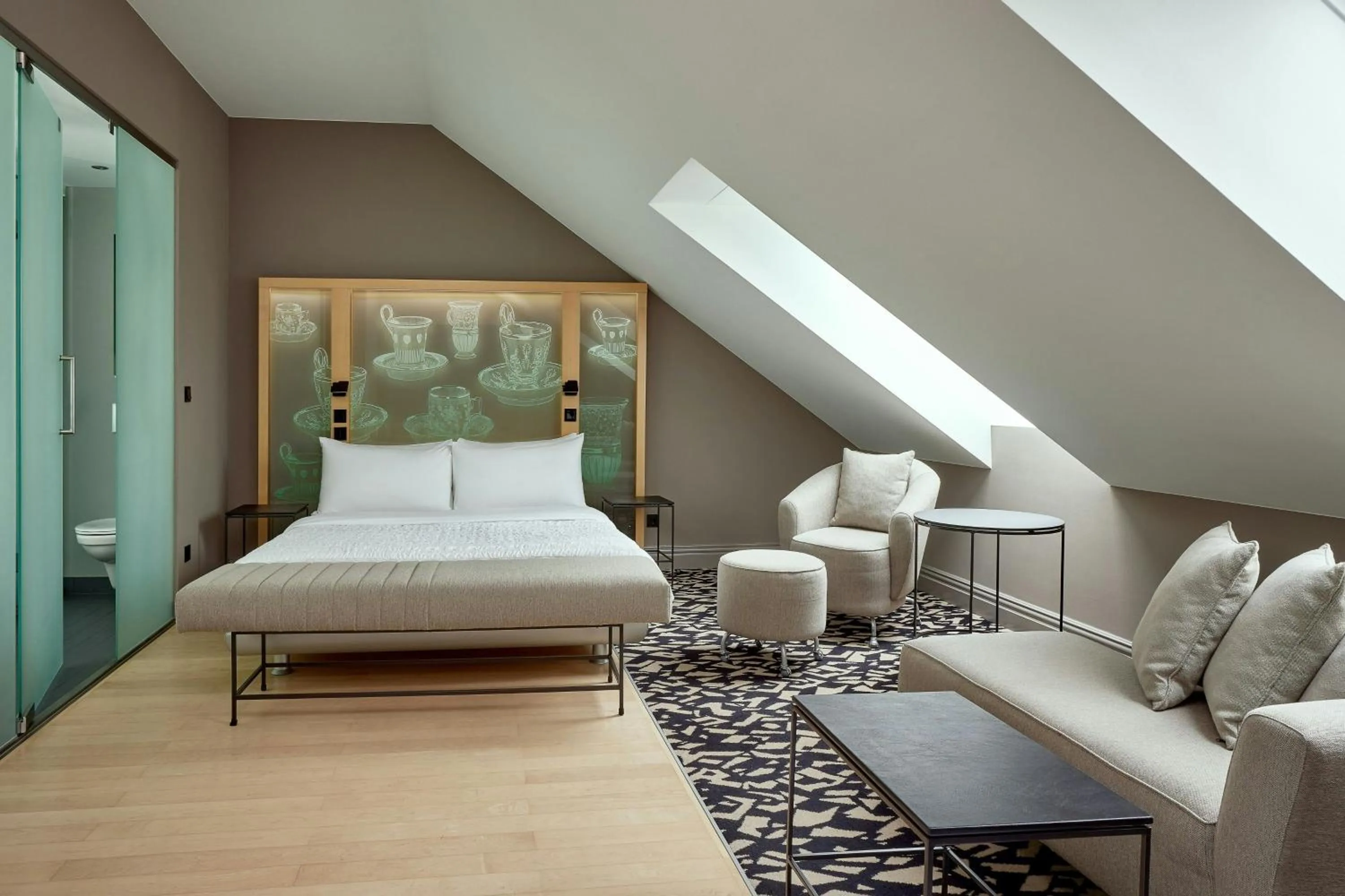 Photo of the whole room, Bed in Le Méridien Vienna