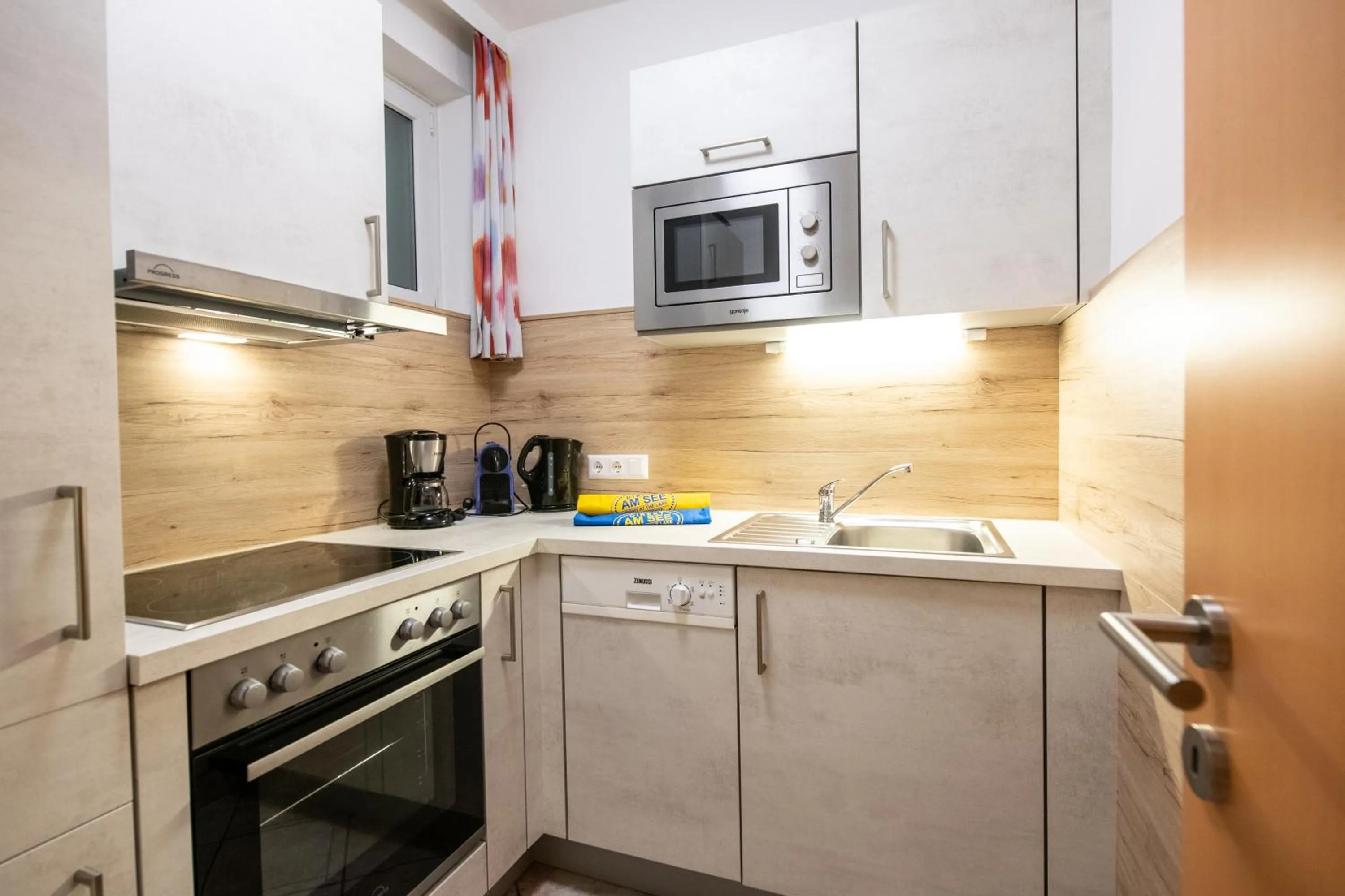 kitchen in Barry Memle Directly at the Lake