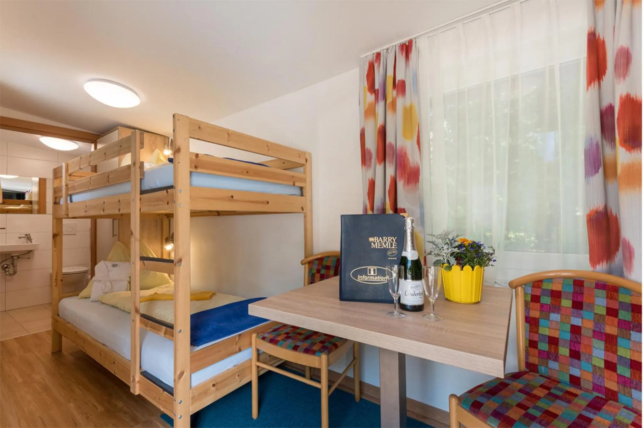 Bedroom, Bed in Barry Memle Directly at the Lake