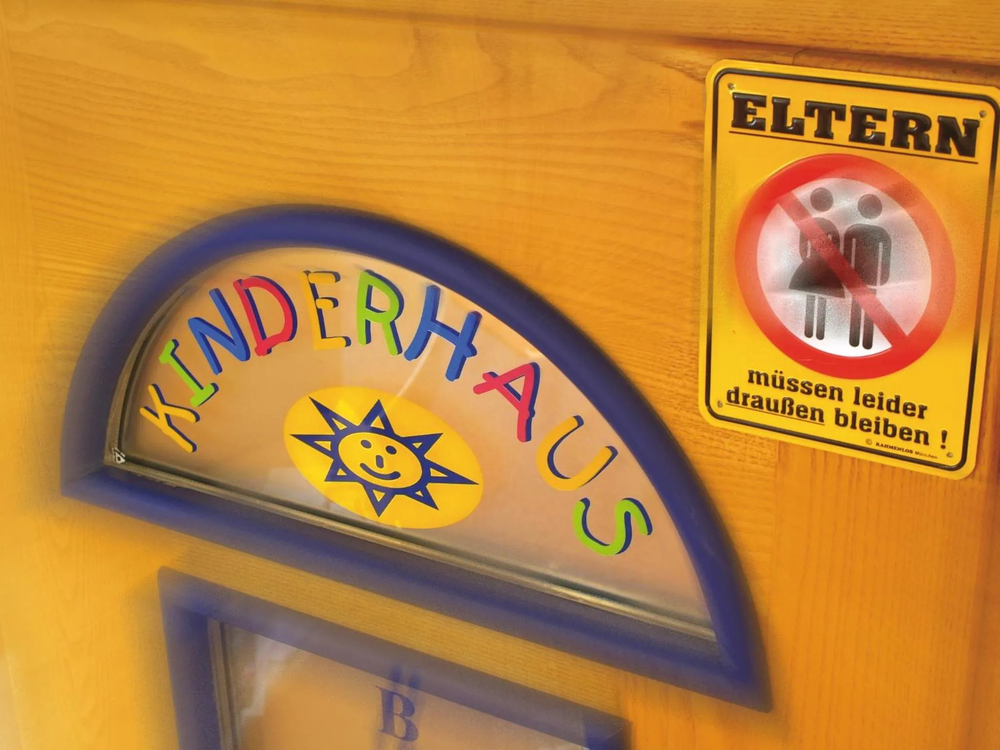 Decorative detail in Barry Memle Directly at the Lake