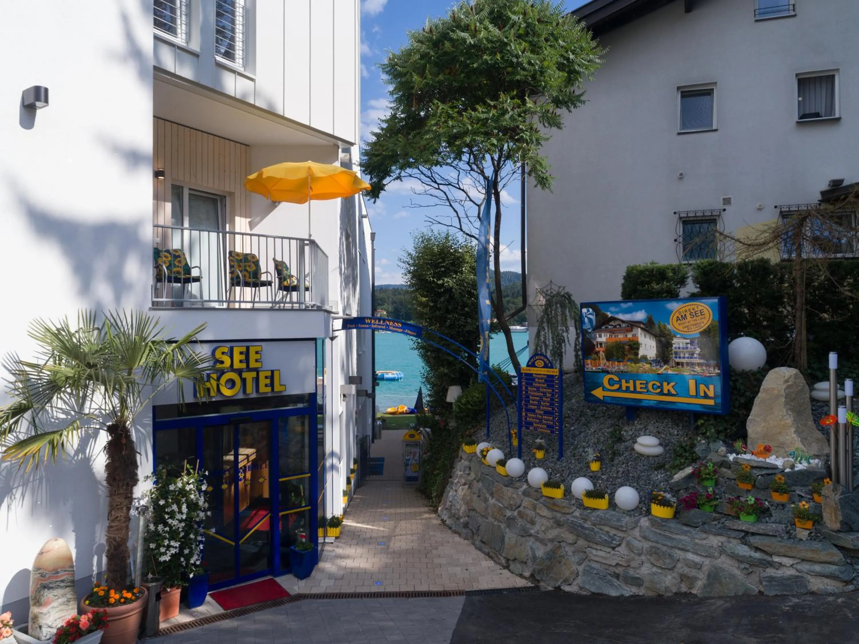 Facade/entrance in Barry Memle Directly at the Lake