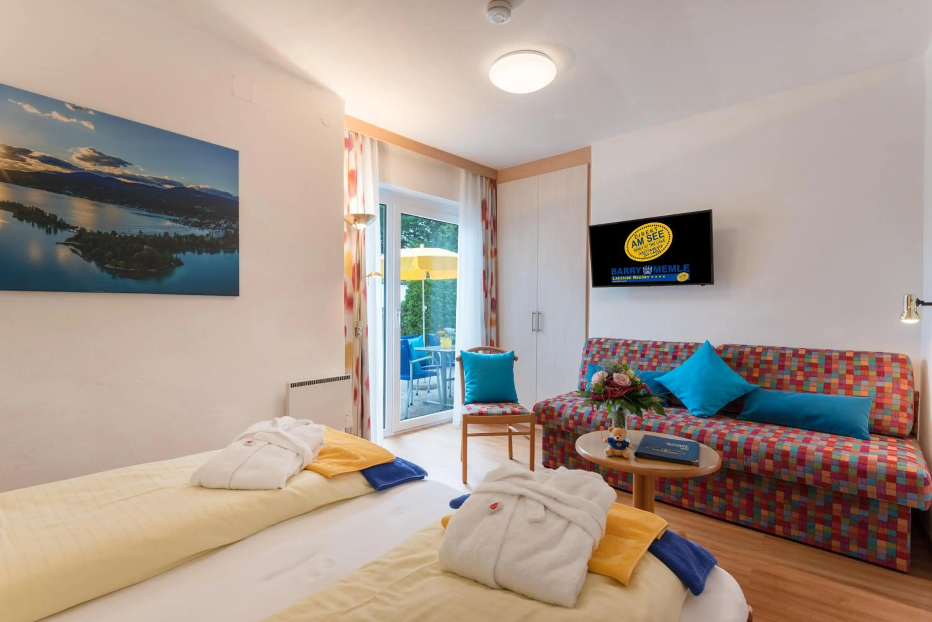 Bedroom, Bed in Barry Memle Directly at the Lake