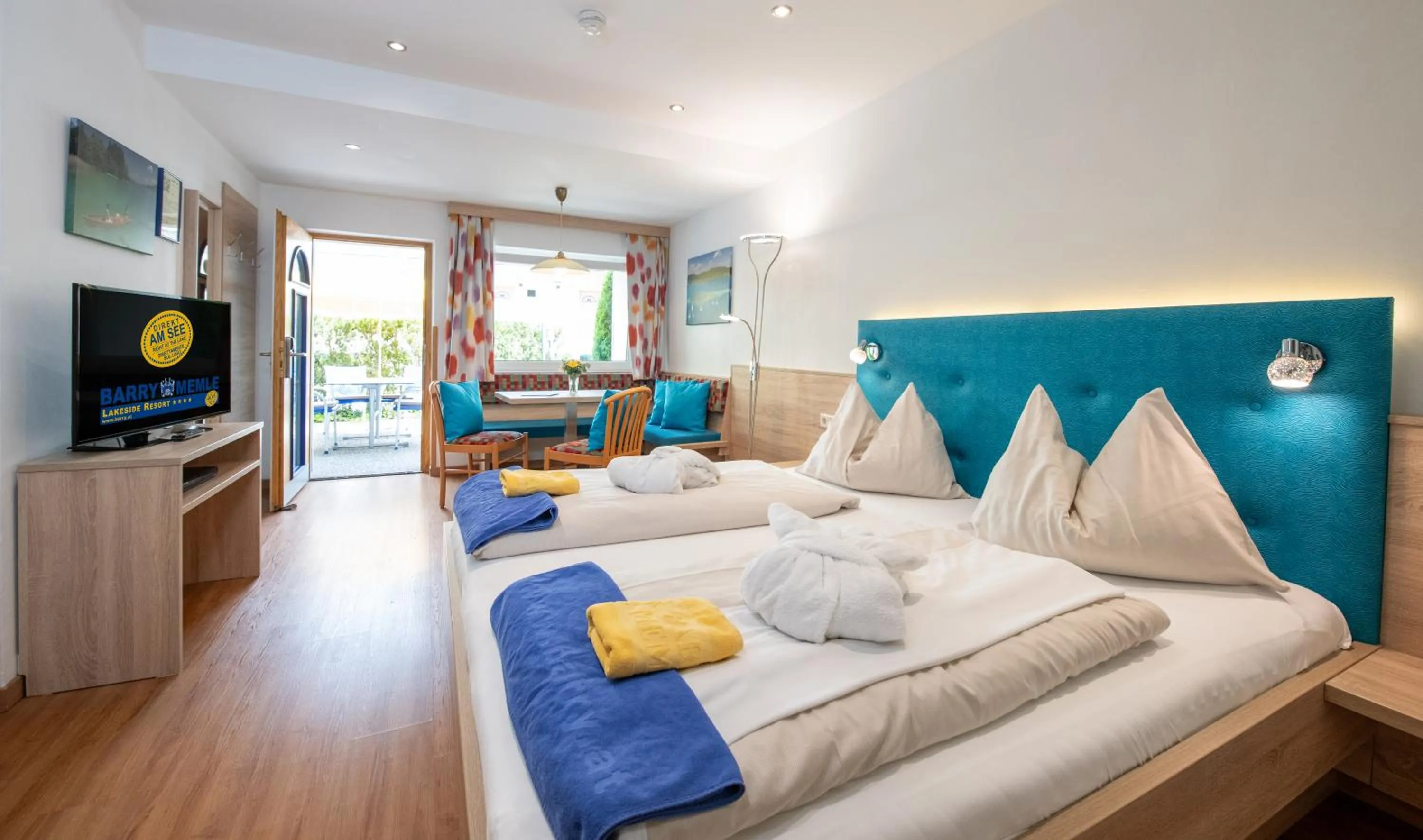 Living room, Bed in Barry Memle Directly at the Lake