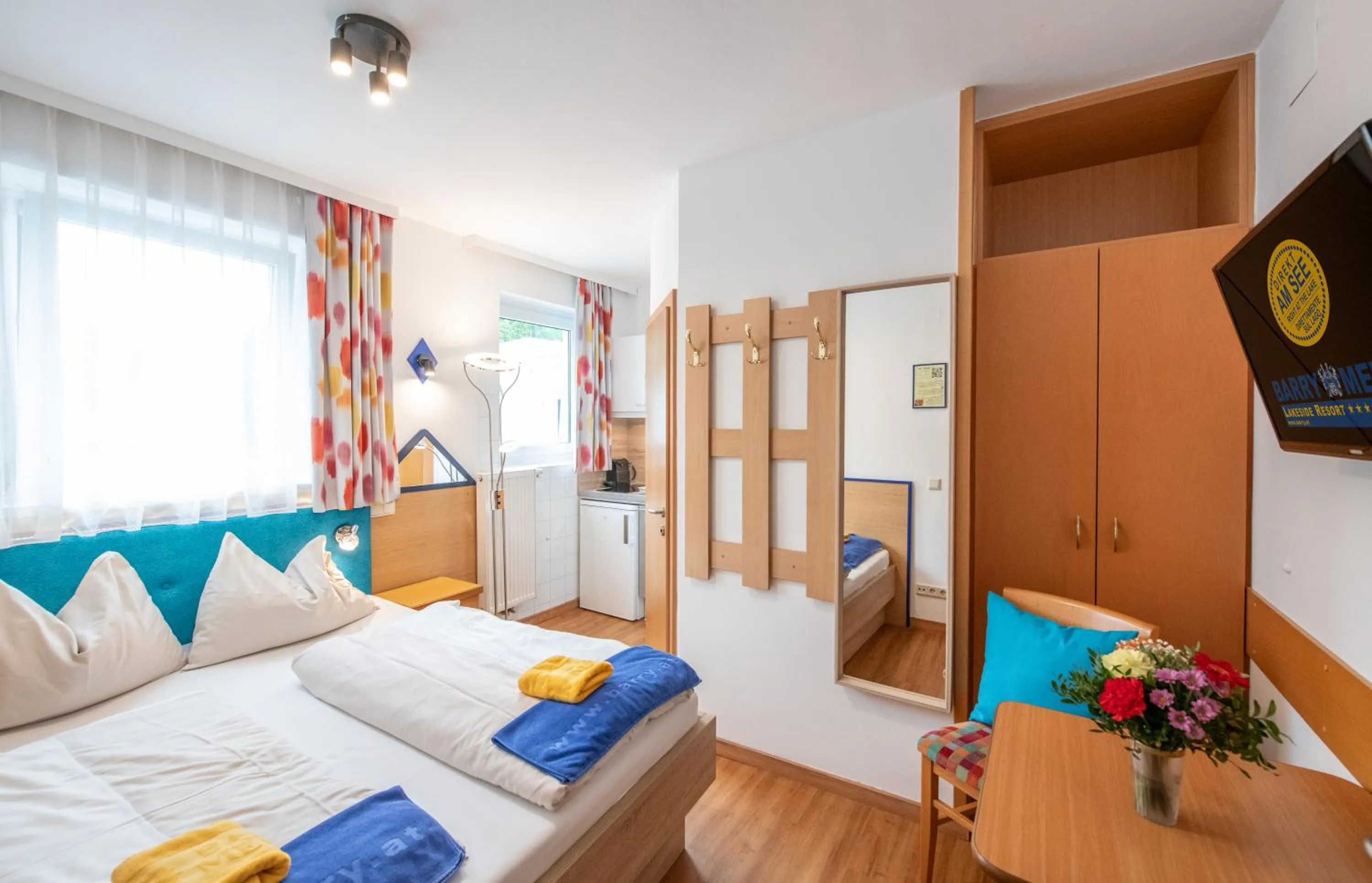 Bedroom, Bed in Barry Memle Directly at the Lake