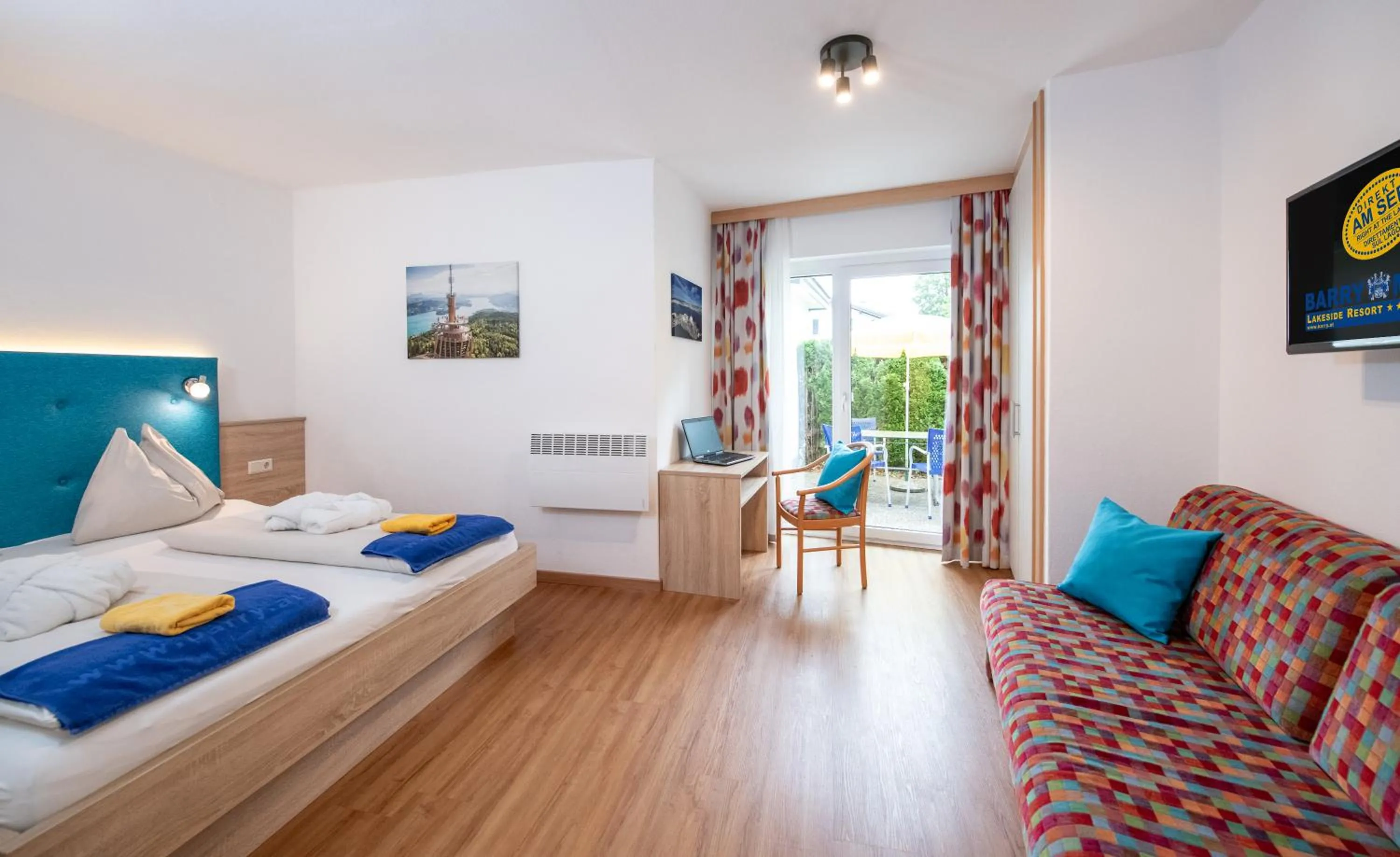 Bedroom, Bed in Barry Memle Directly at the Lake