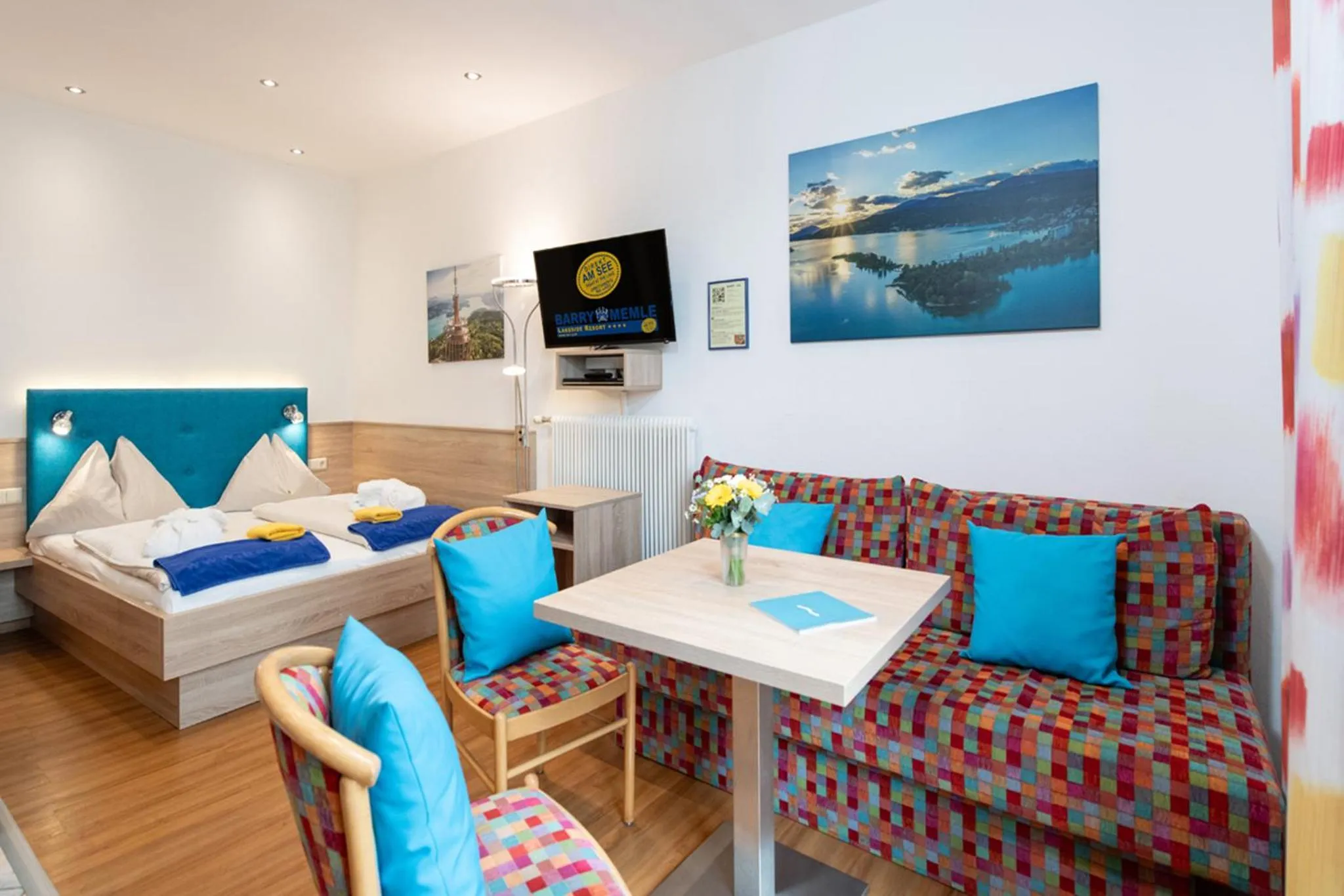 Living room, Bed in Barry Memle Directly at the Lake