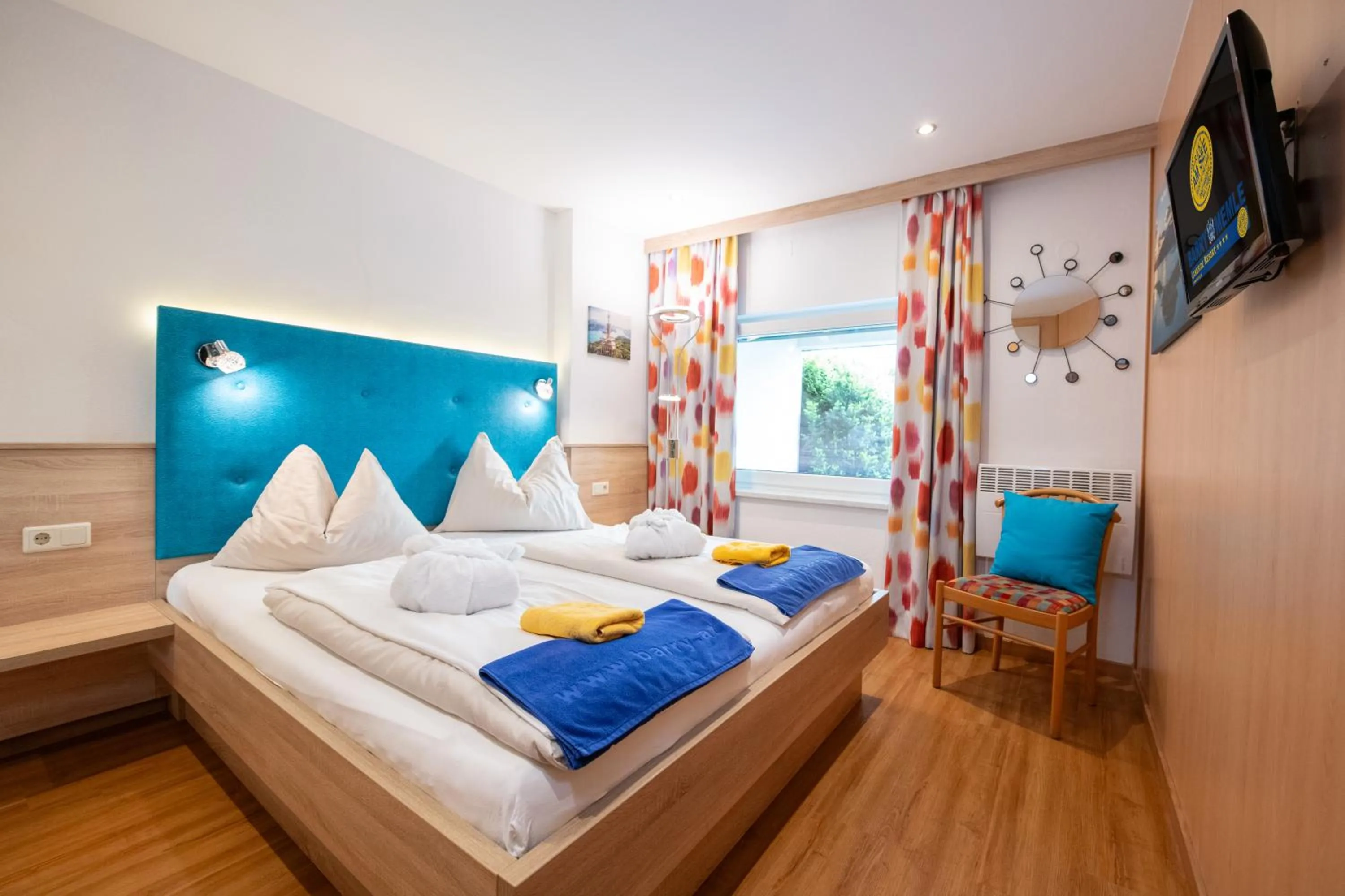 Bedroom, Bed in Barry Memle Directly at the Lake