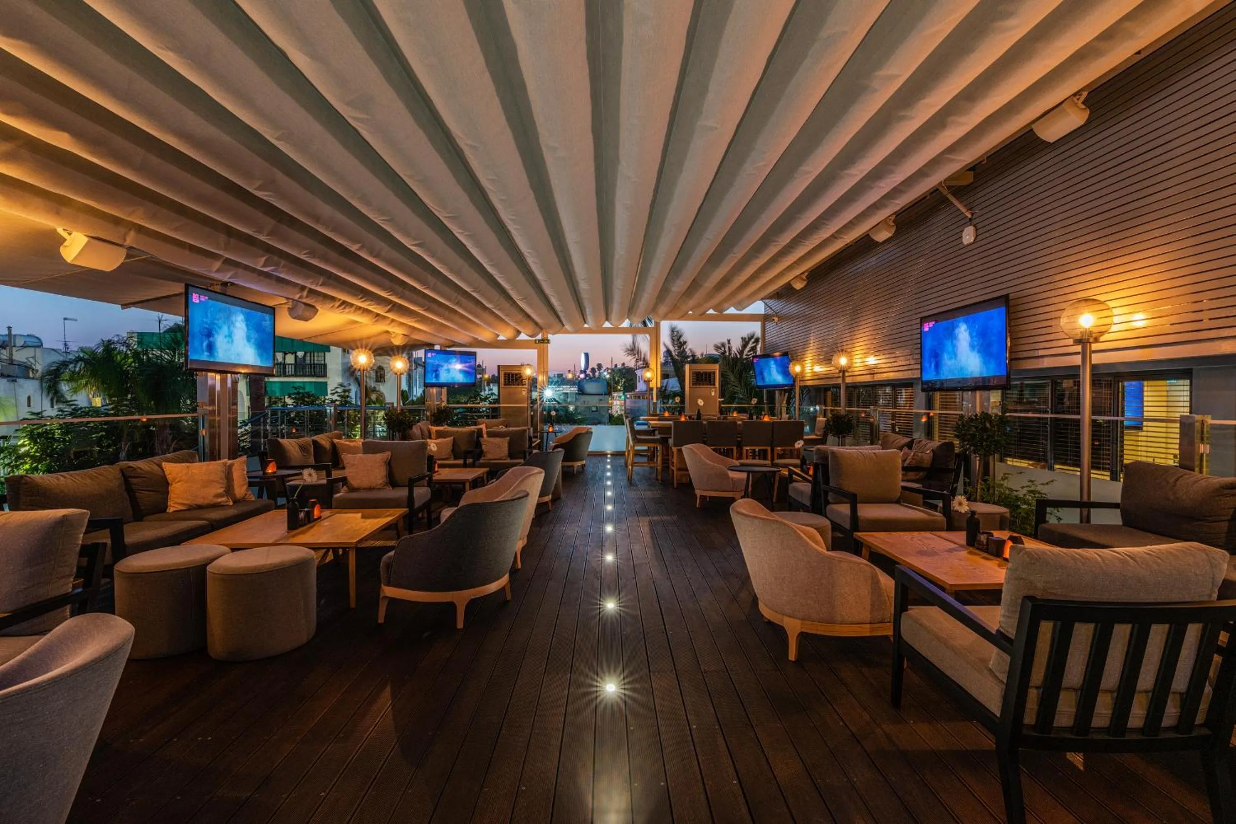 Restaurant/places to eat in Liquid Hotel Apartments