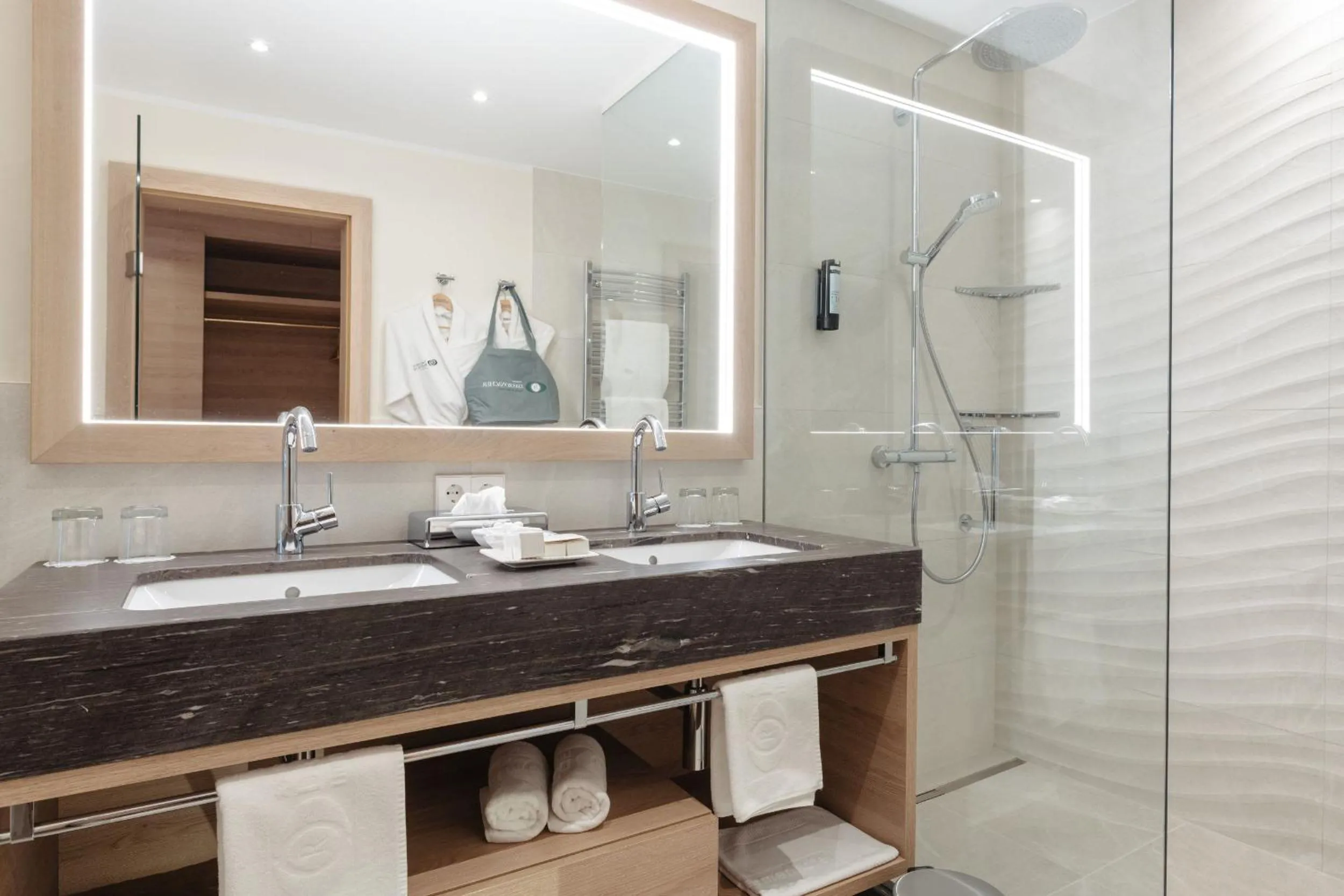 Bathroom in DAS RONACHER Thermal Spa Hotel