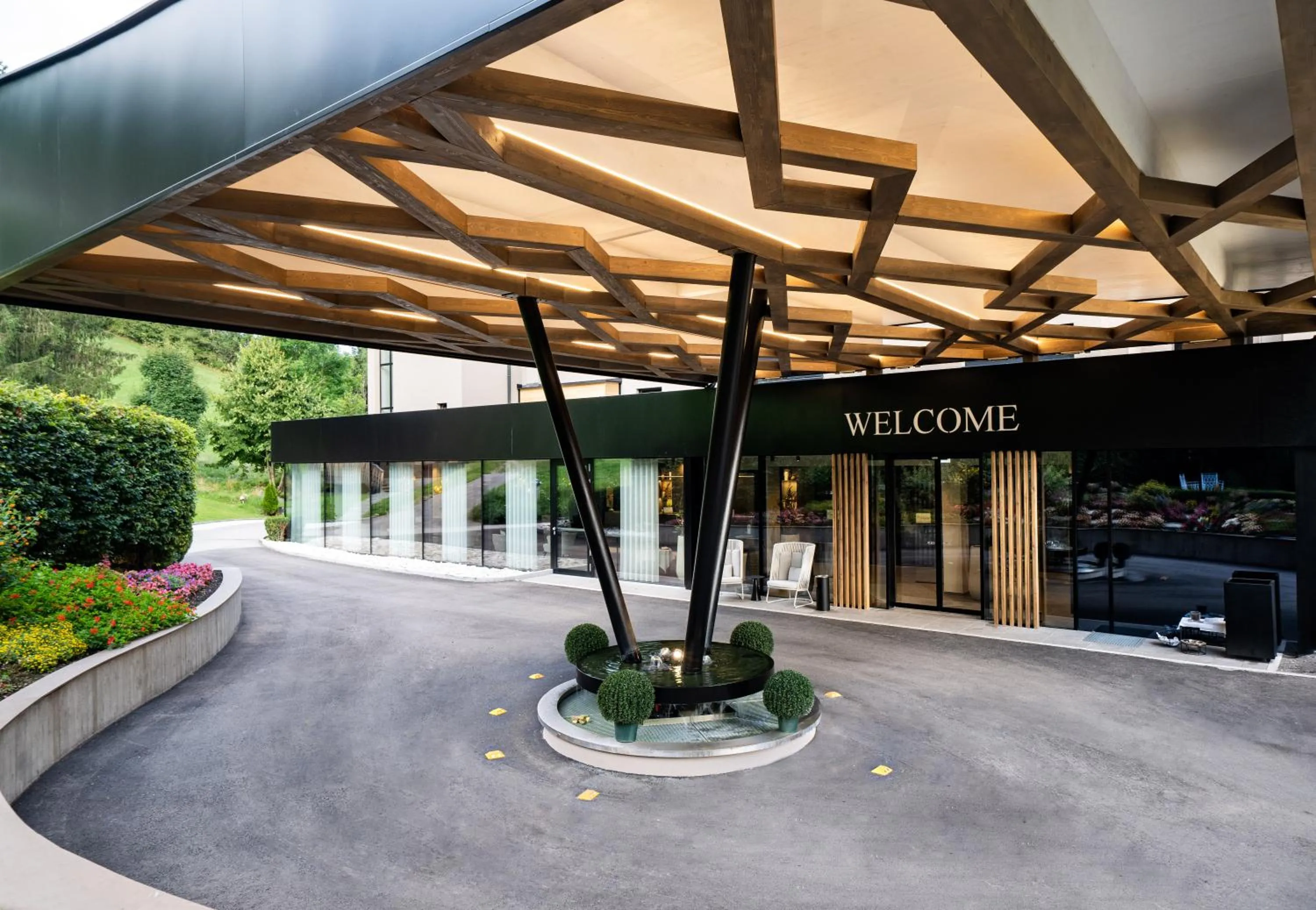 Facade/entrance in DAS RONACHER Thermal Spa Hotel