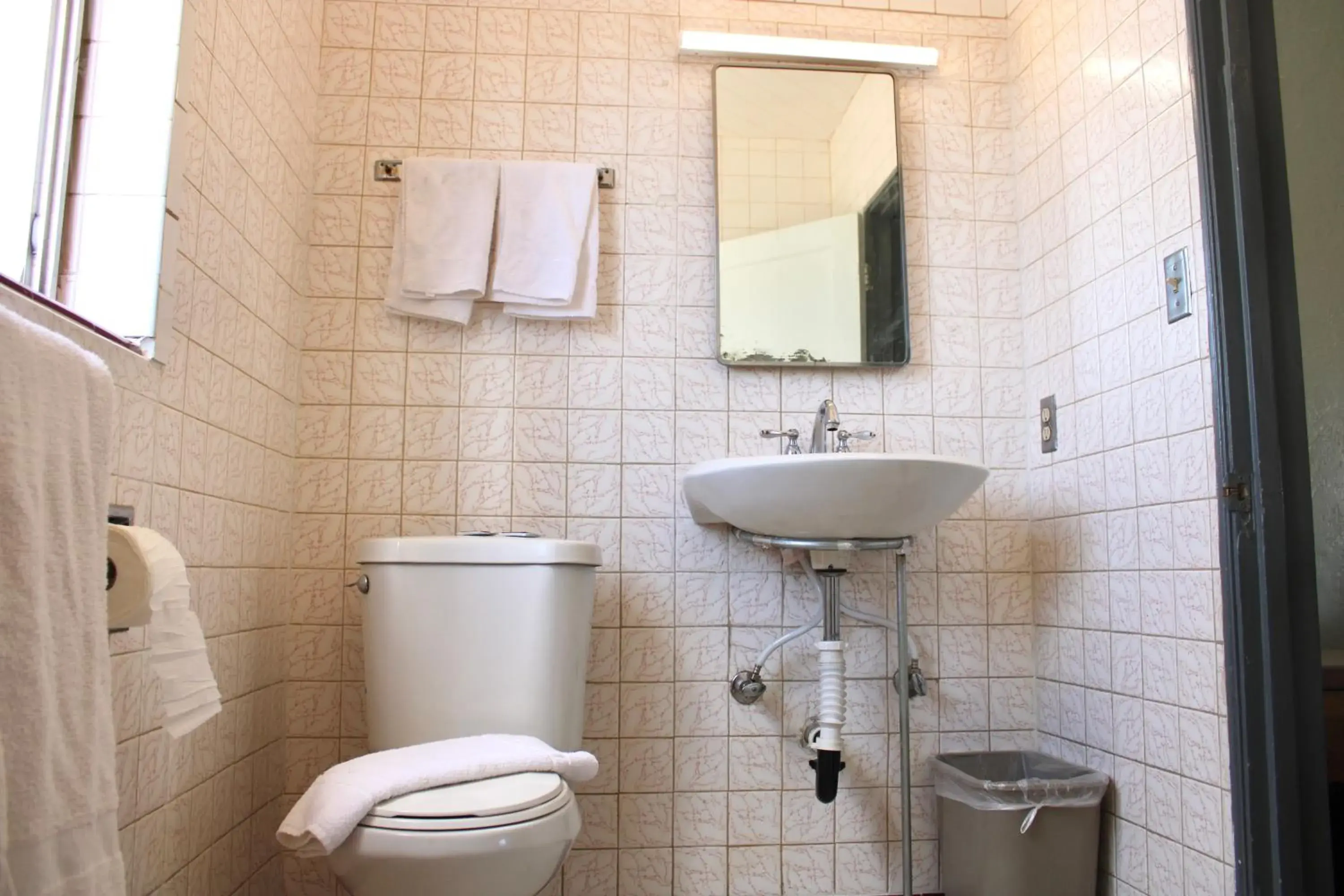 Queen Room in Economy Inn Queen Room in Economy Inn