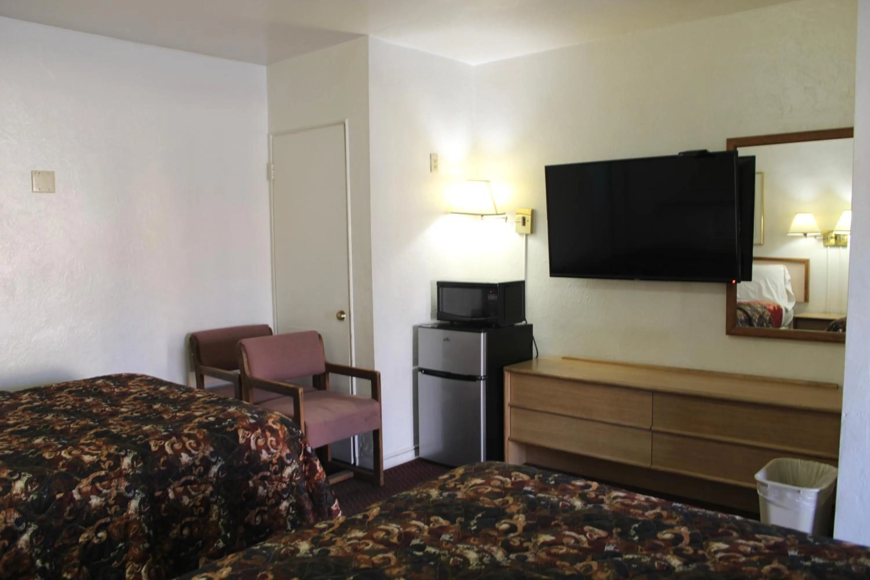 TV and multimedia, Bed in Economy Inn