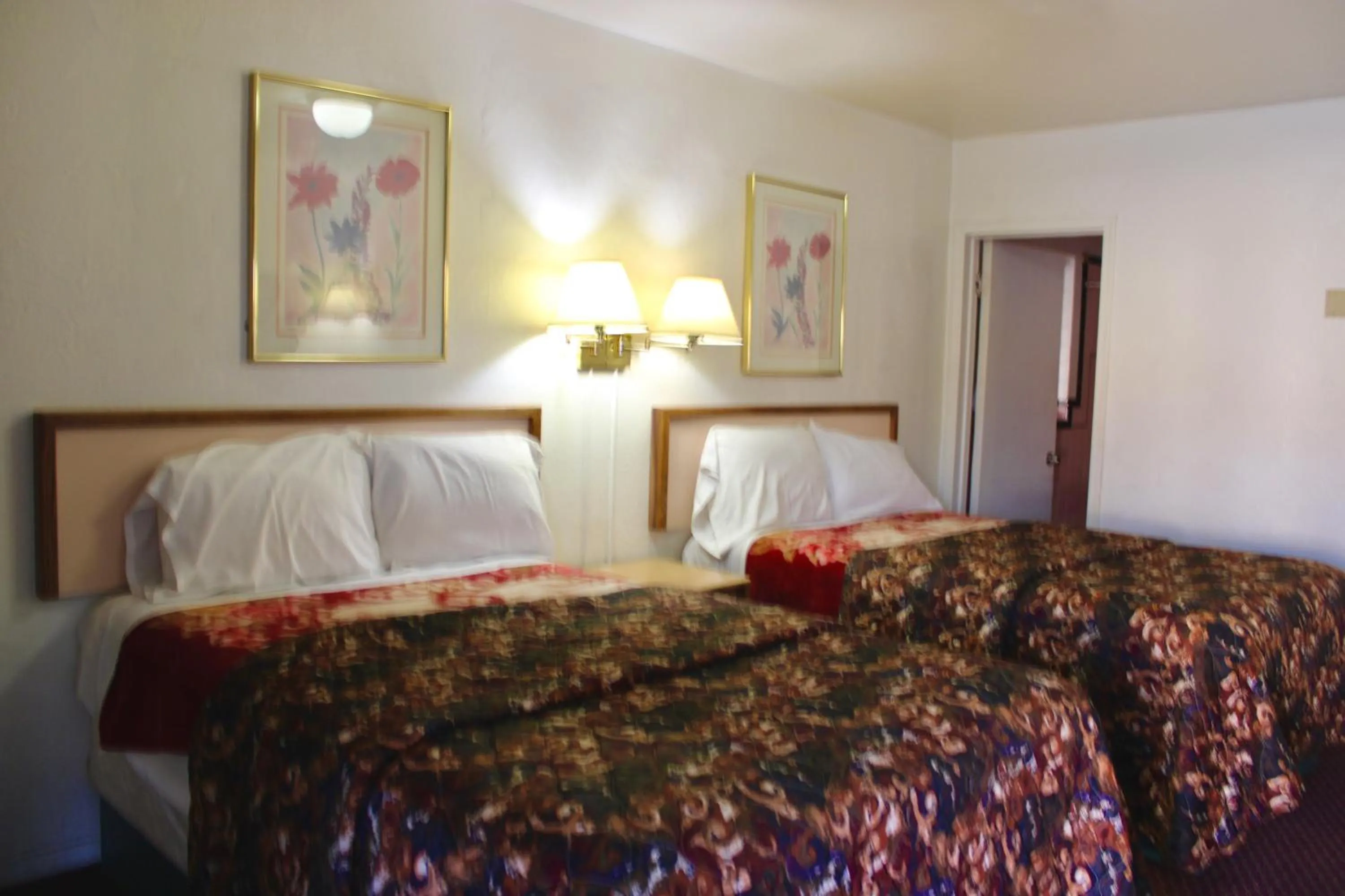 Bedroom, Bed in Economy Inn