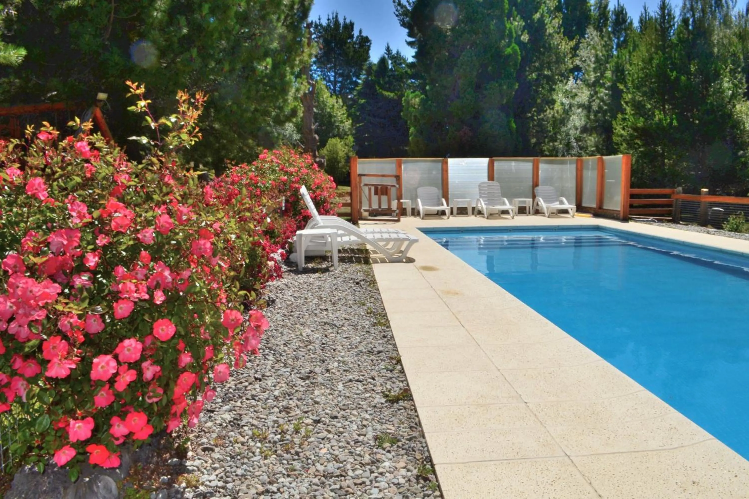 Swimming pool in Cabañas Villa Labrador con costa de lago