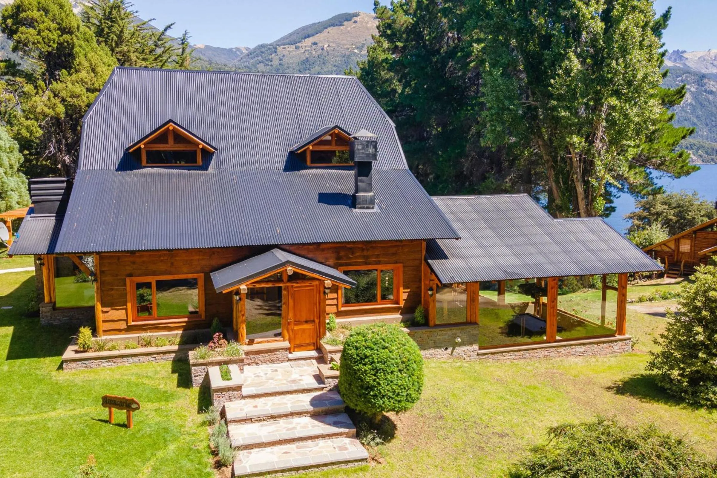 Property building in Cabañas Villa Labrador con costa de lago