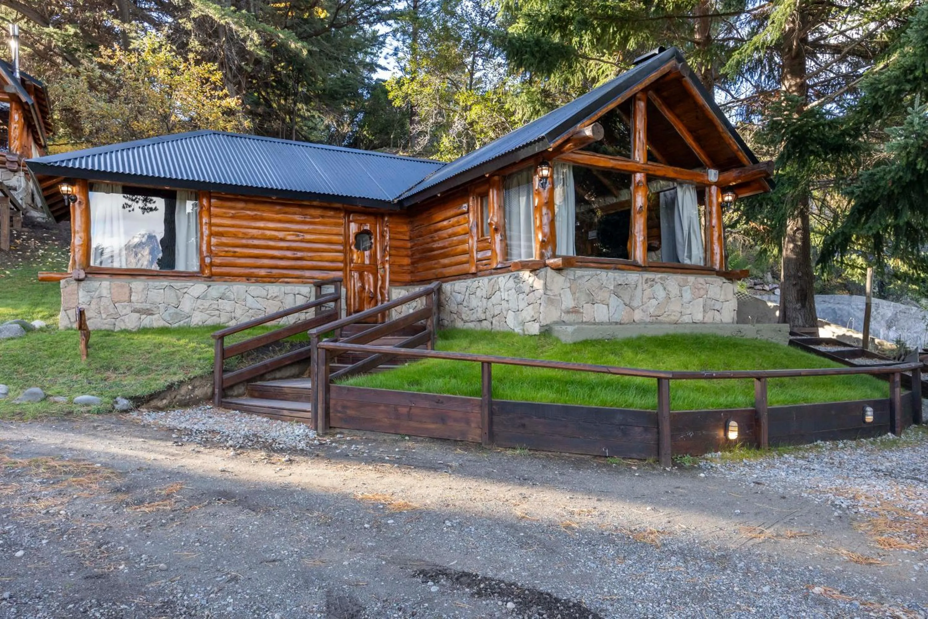 Garden in Cabañas Villa Labrador con costa de lago