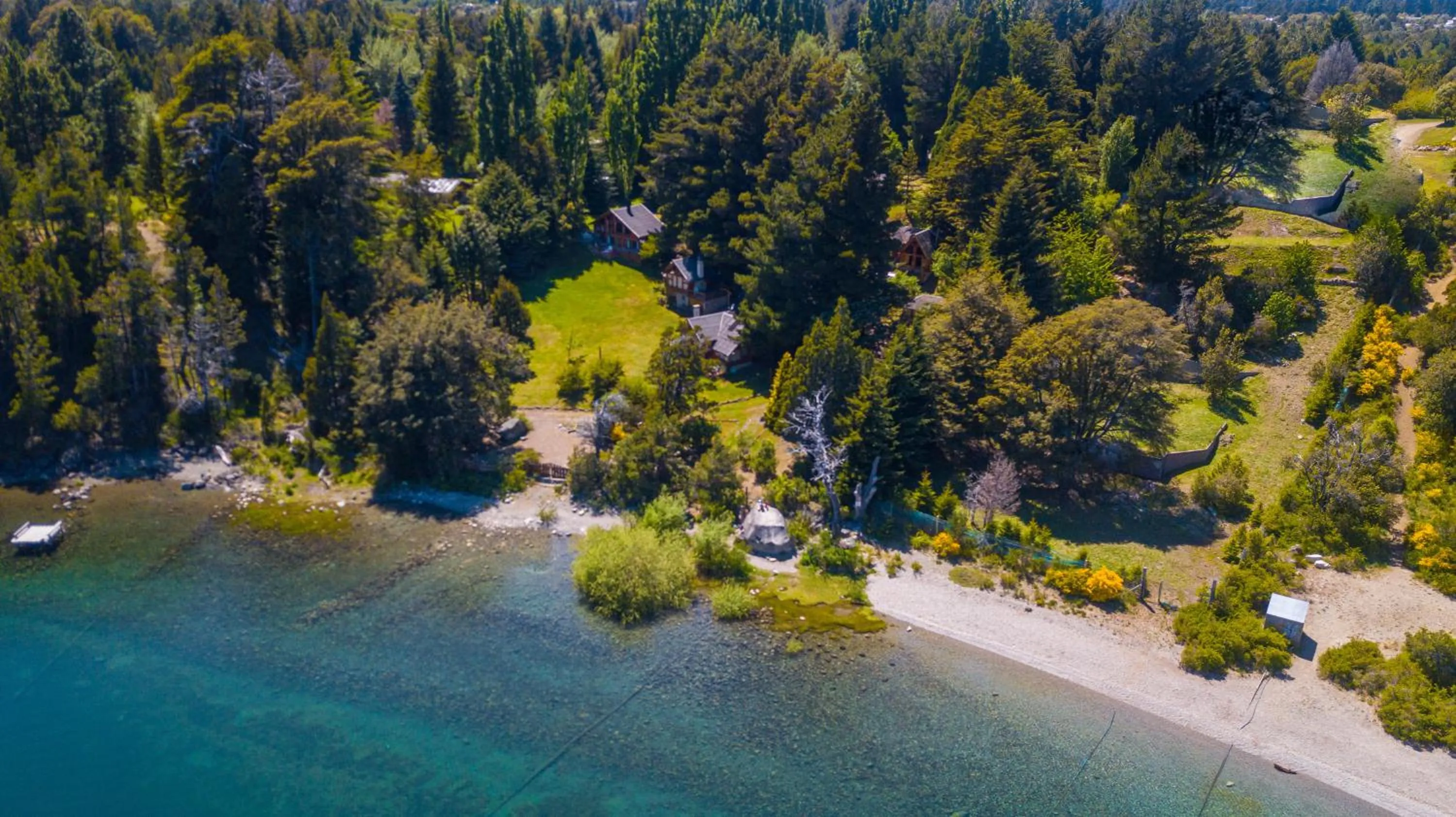 Bird's eye view in Cabañas Villa Labrador con costa de lago