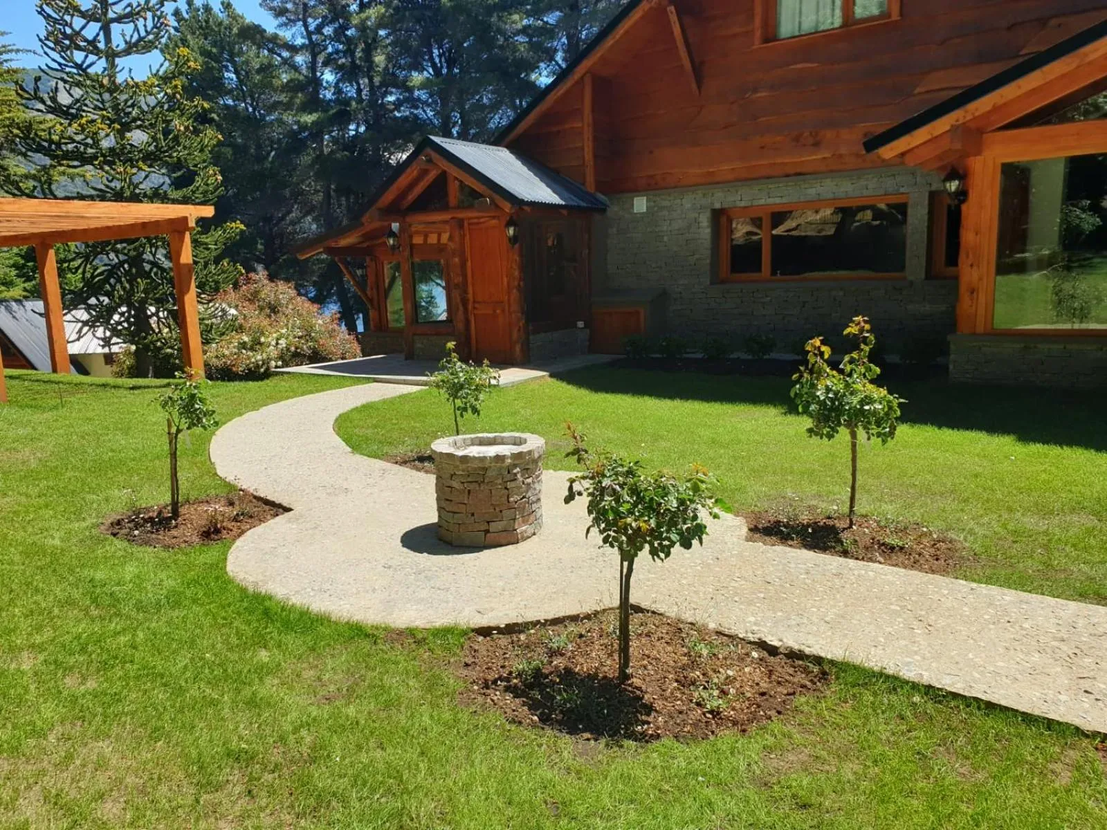 Garden view in Cabañas Villa Labrador con costa de lago