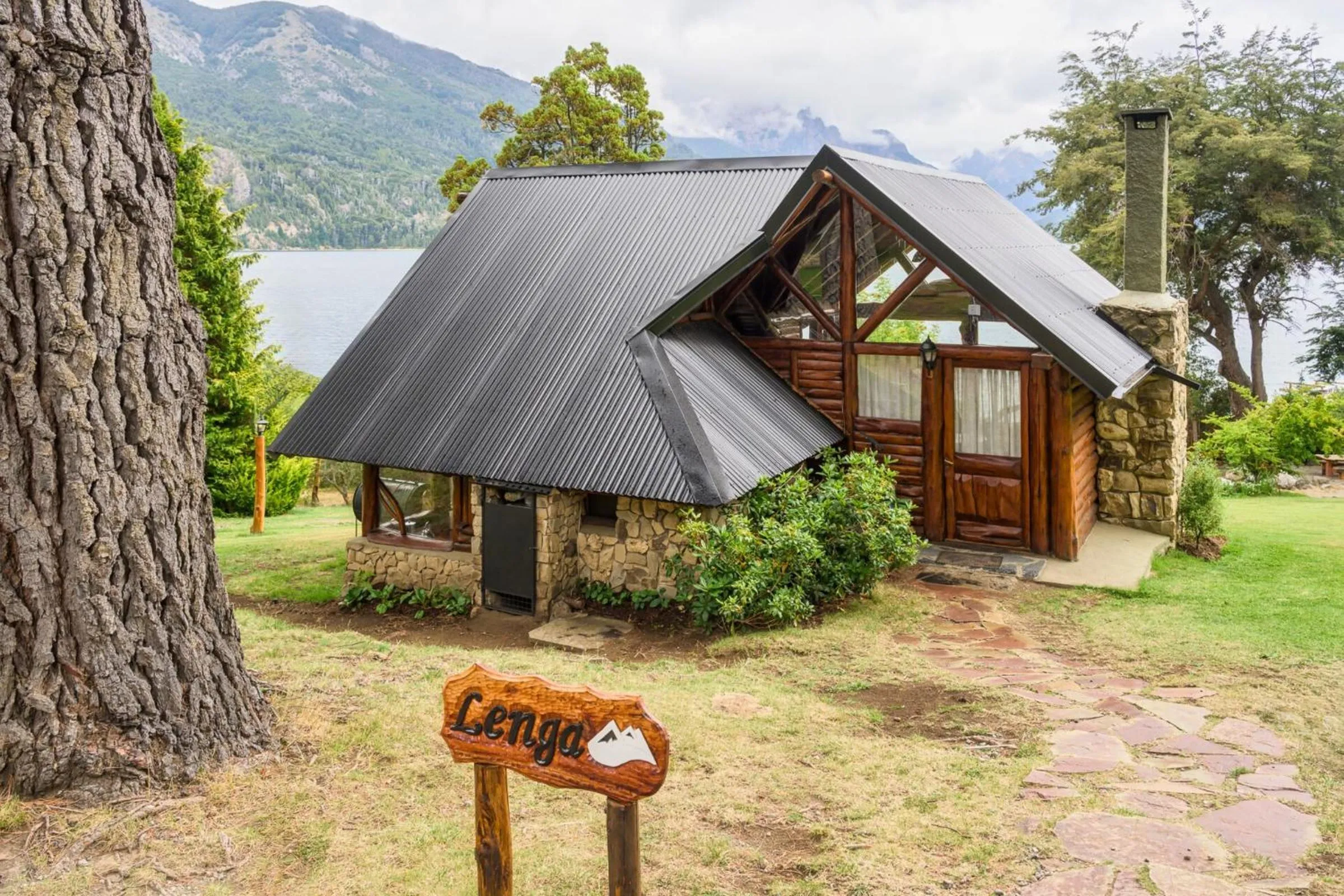 Property building in Cabañas Villa Labrador con costa de lago