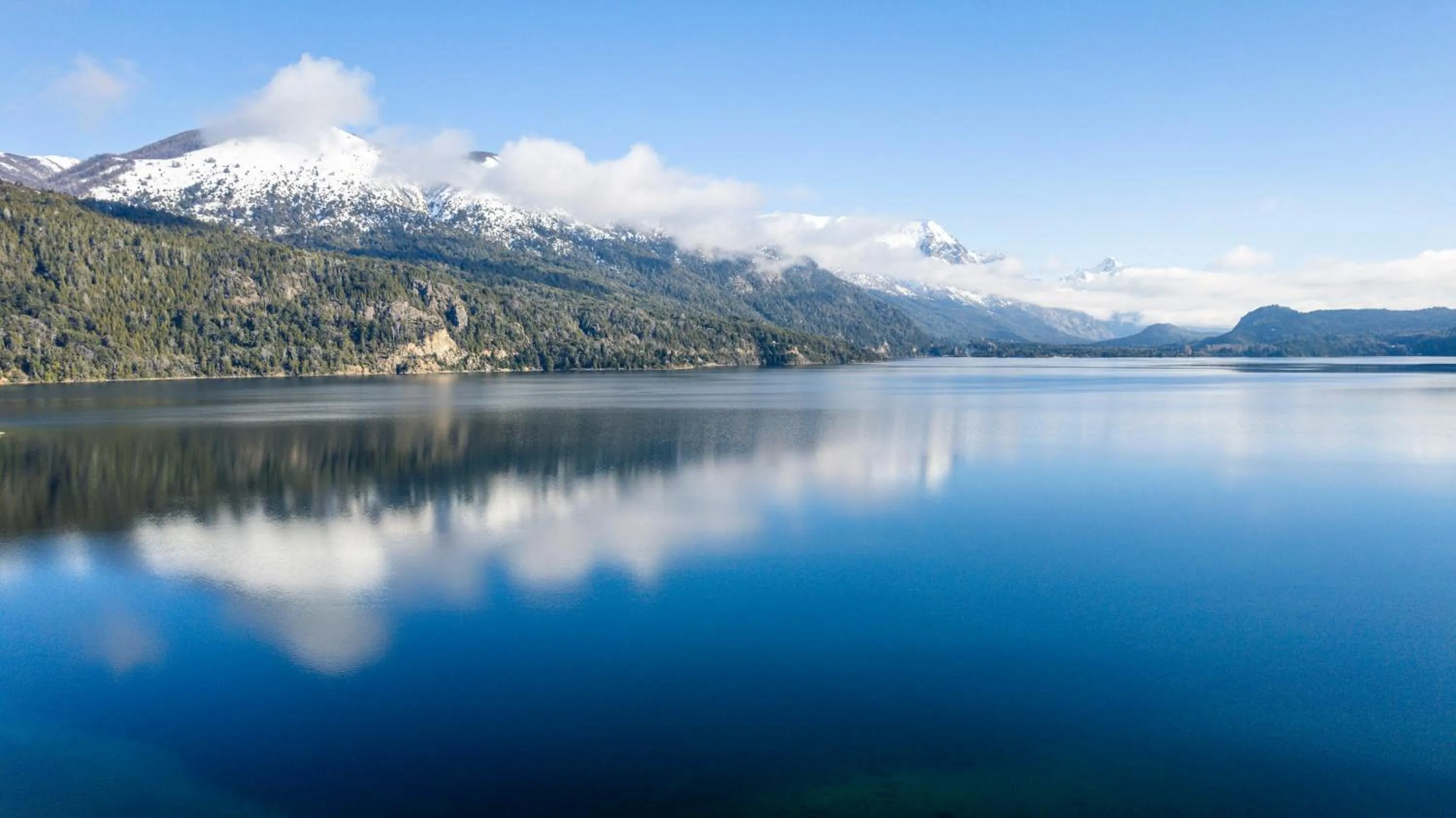 Natural landscape in Cabañas Villa Labrador con costa de lago