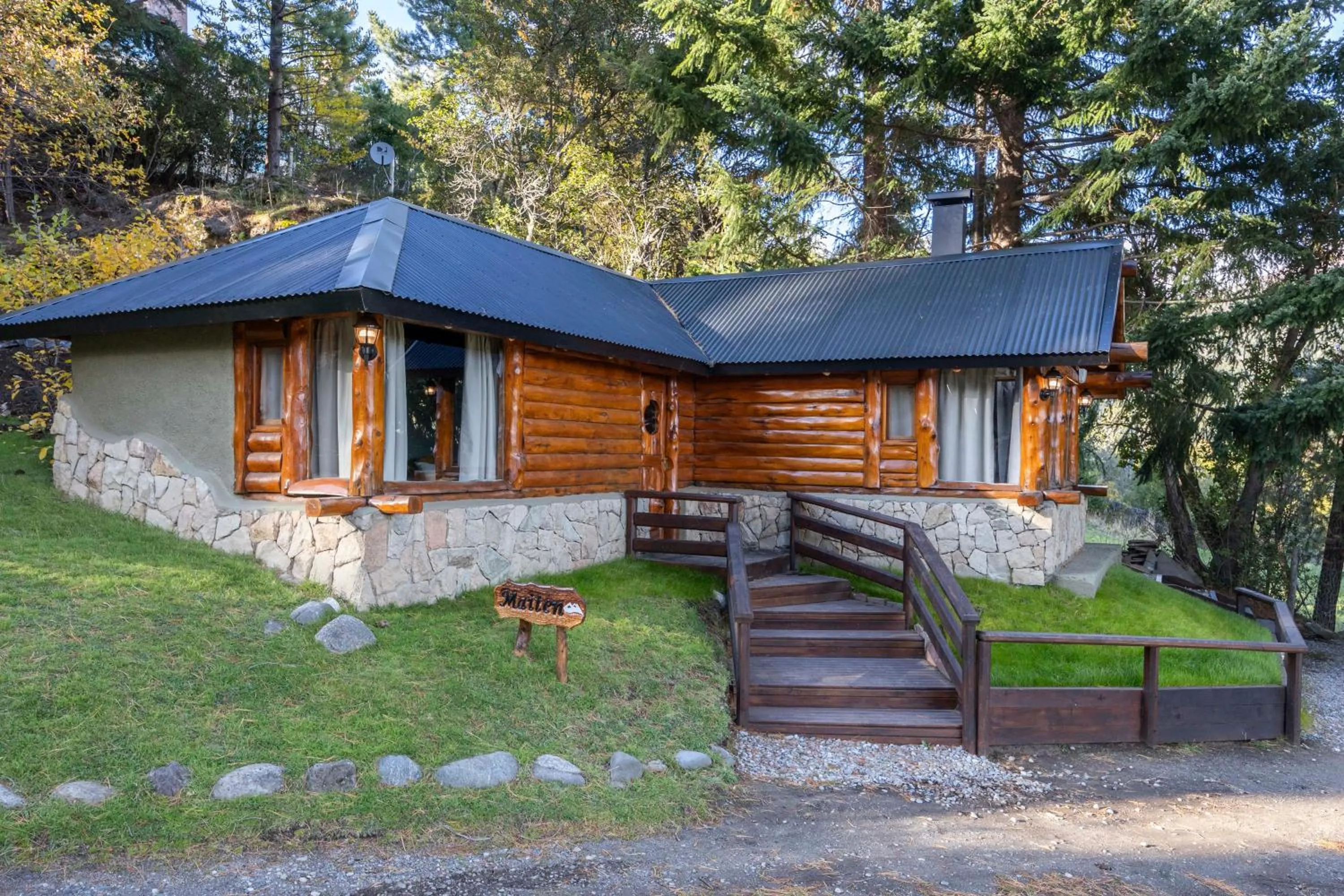 Natural landscape in Cabañas Villa Labrador con costa de lago