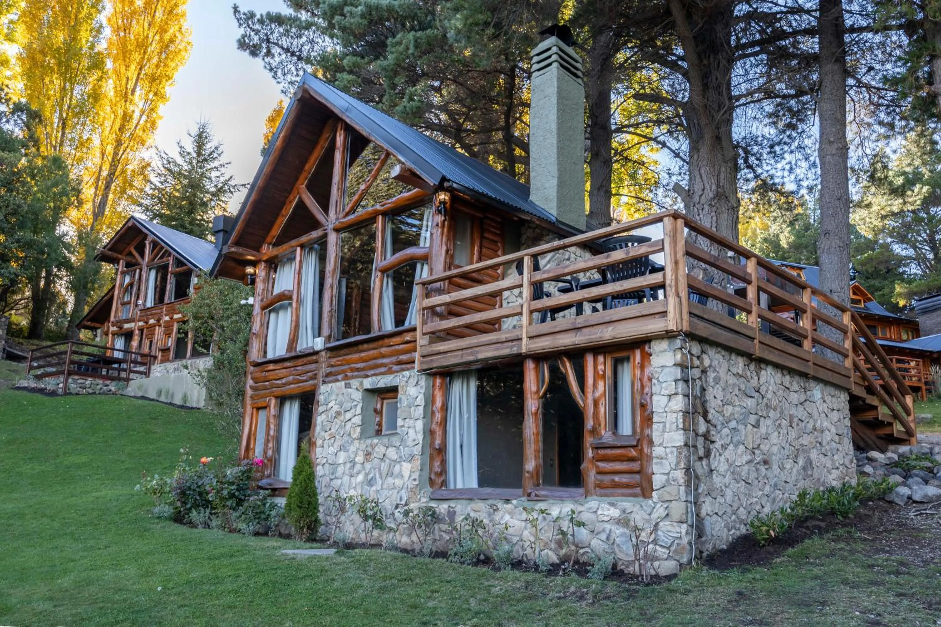 Garden in Cabañas Villa Labrador con costa de lago