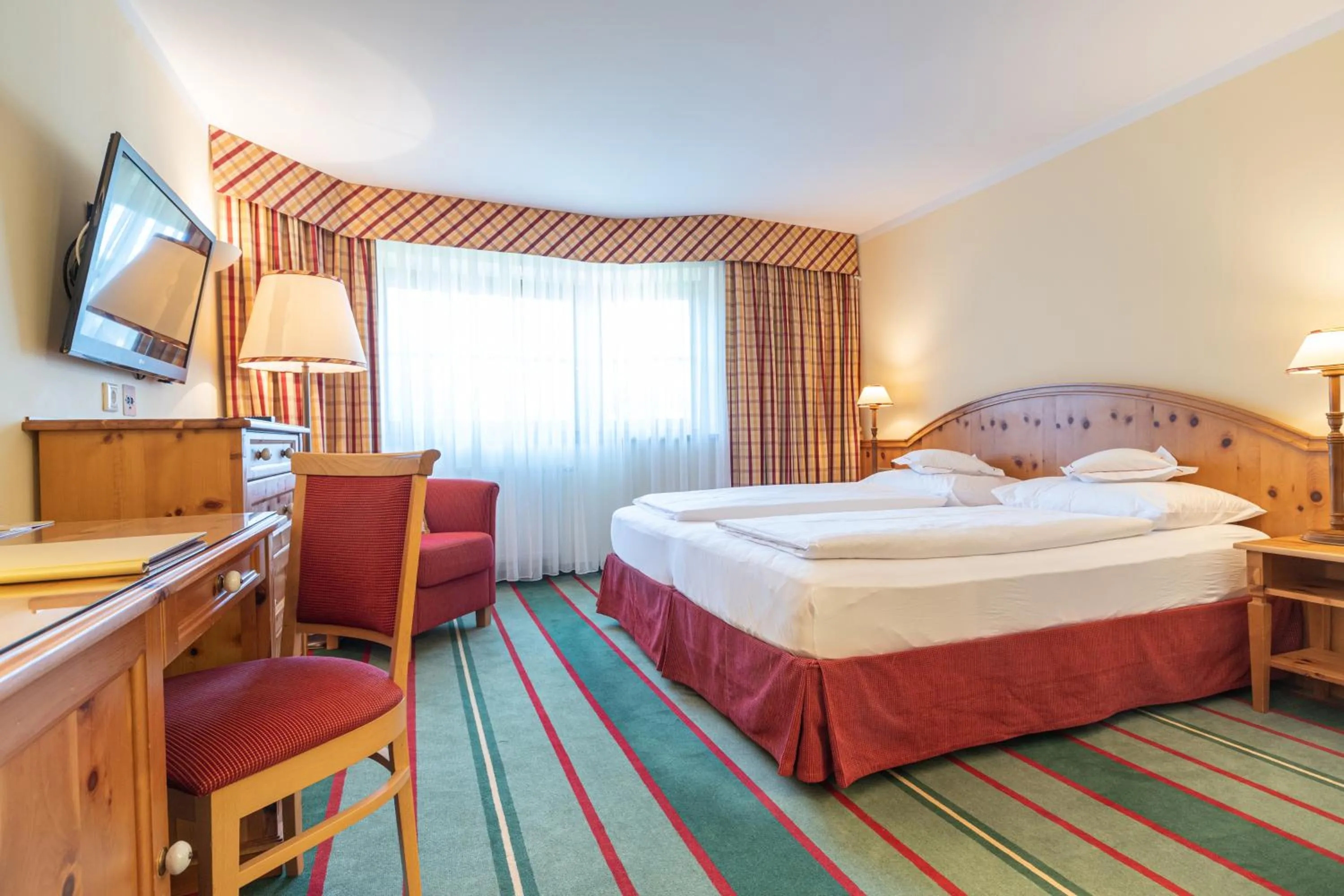 Bedroom, Bed in Hotel Kaiserhof Kitzbühel, 4 Sterne Superior