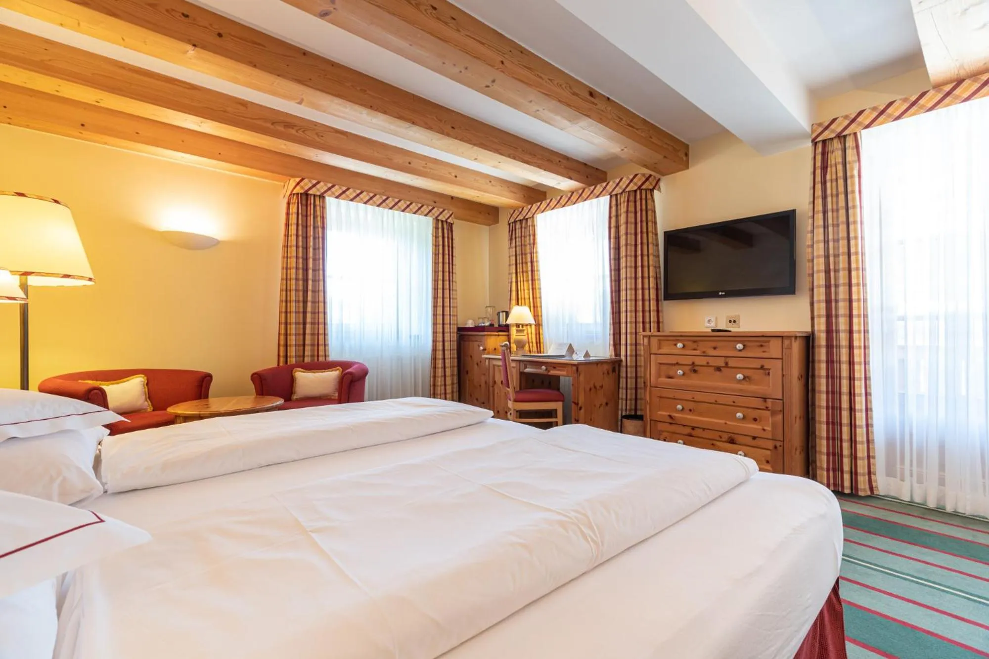 Photo of the whole room, Bed in Hotel Kaiserhof Kitzbühel, 4 Sterne Superior