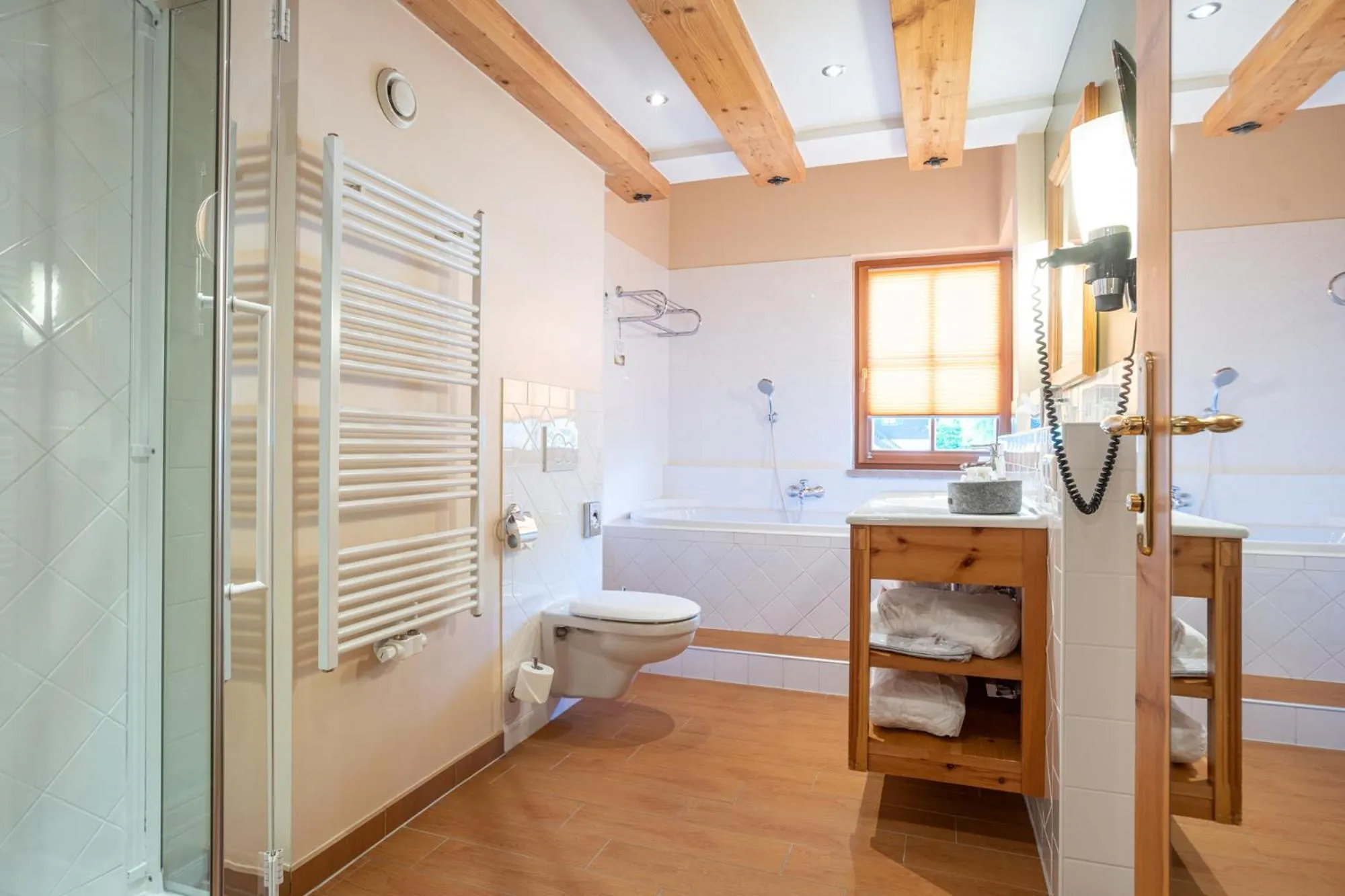 Bathroom in Hotel Kaiserhof Kitzbühel, 4 Sterne Superior