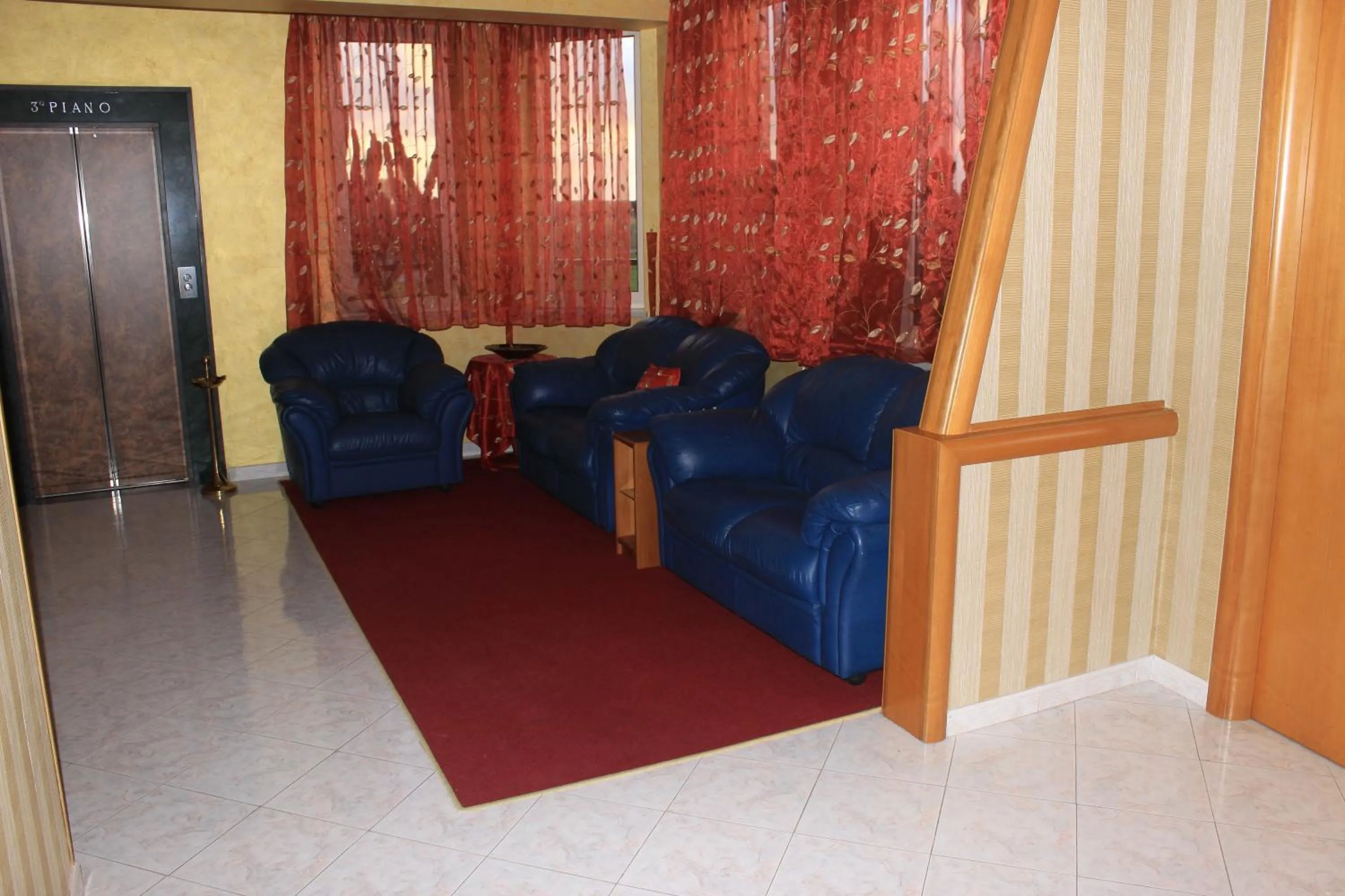 Communal lounge/ TV room in Hotel Mirage