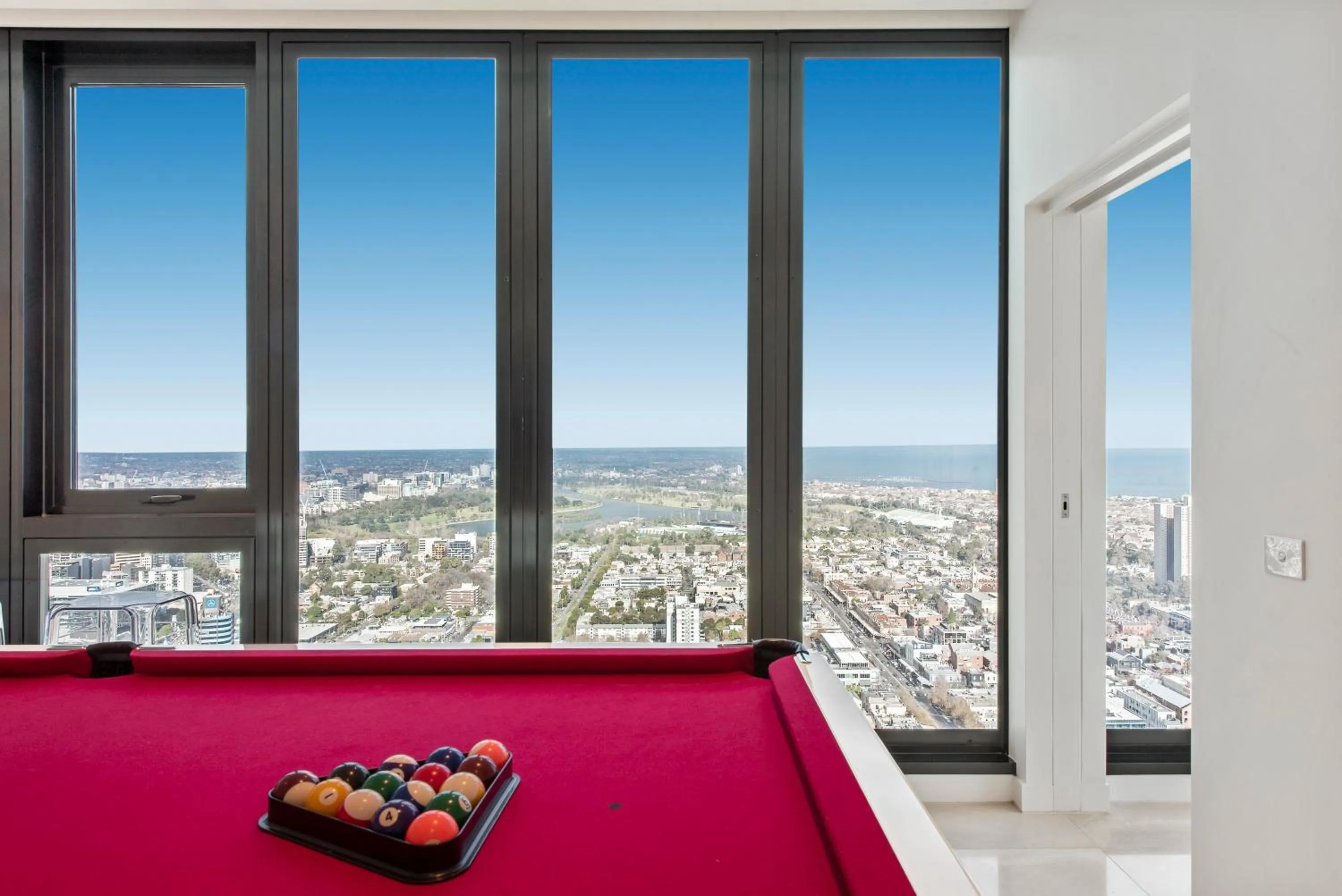 Billiard, Bed in Melbourne City Apartments Panoramic Skyview Penthouse
