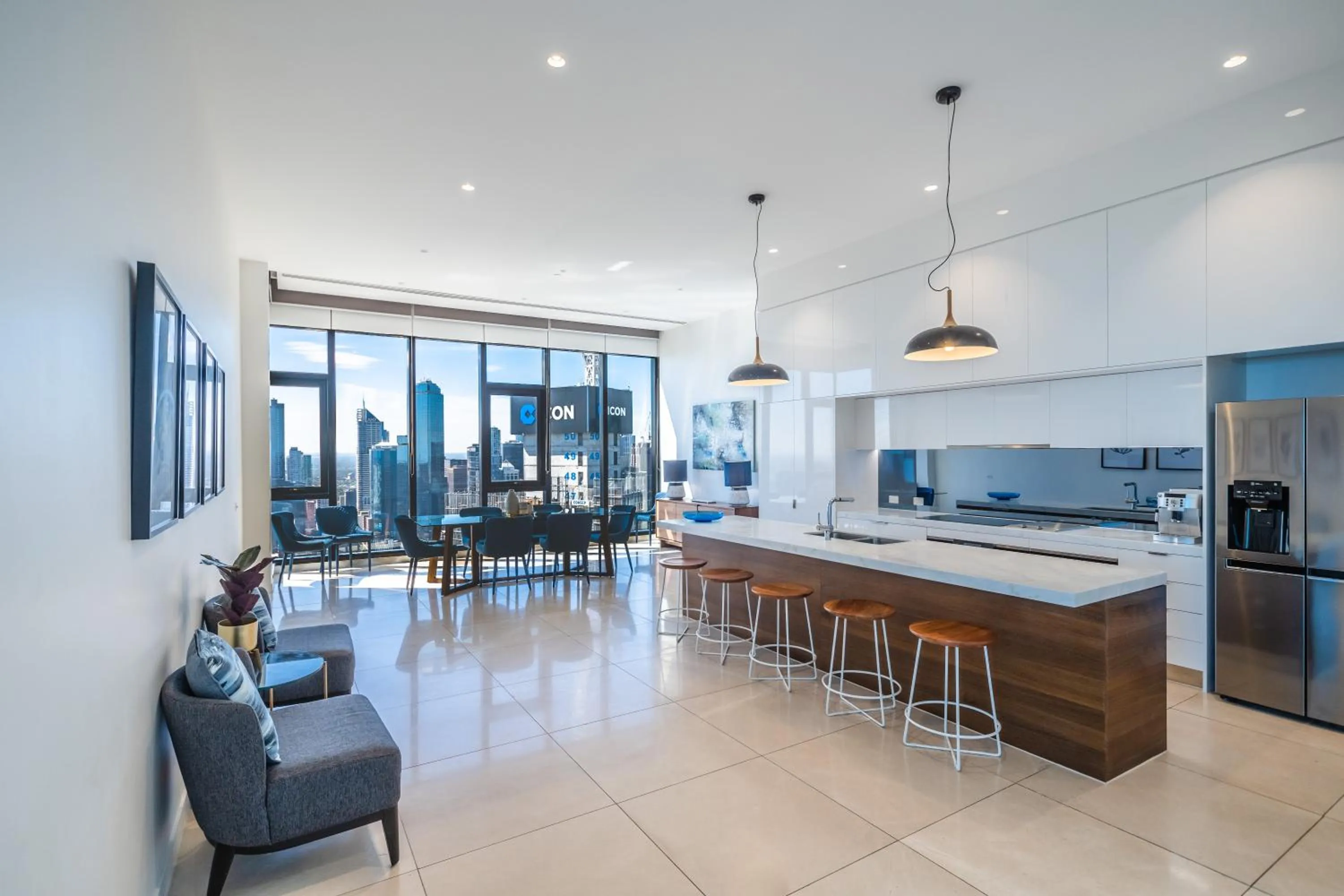 Lounge or bar in Melbourne City Apartments Panoramic Skyview Penthouse