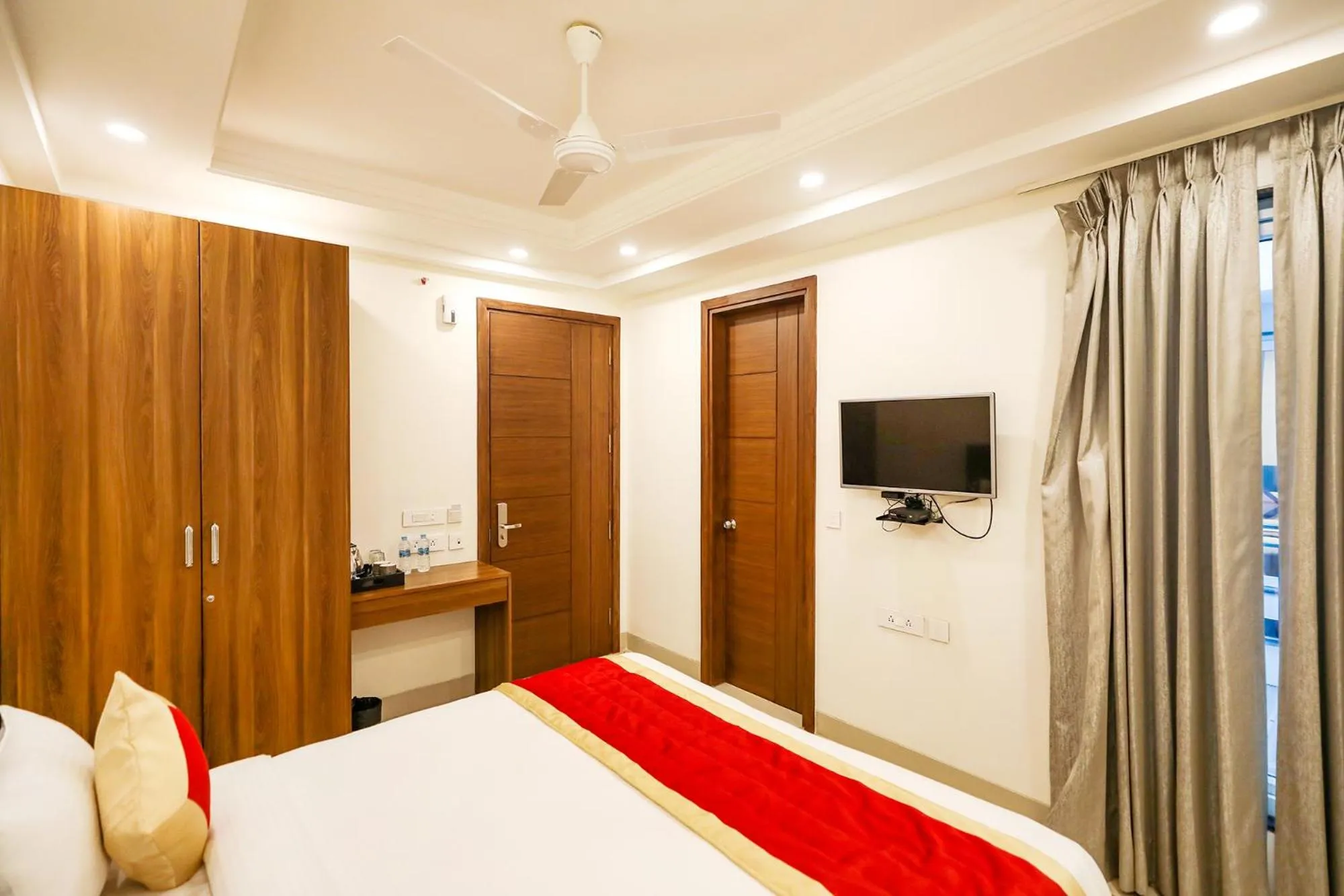 Bed in FabHotel La Paz Stay B&B