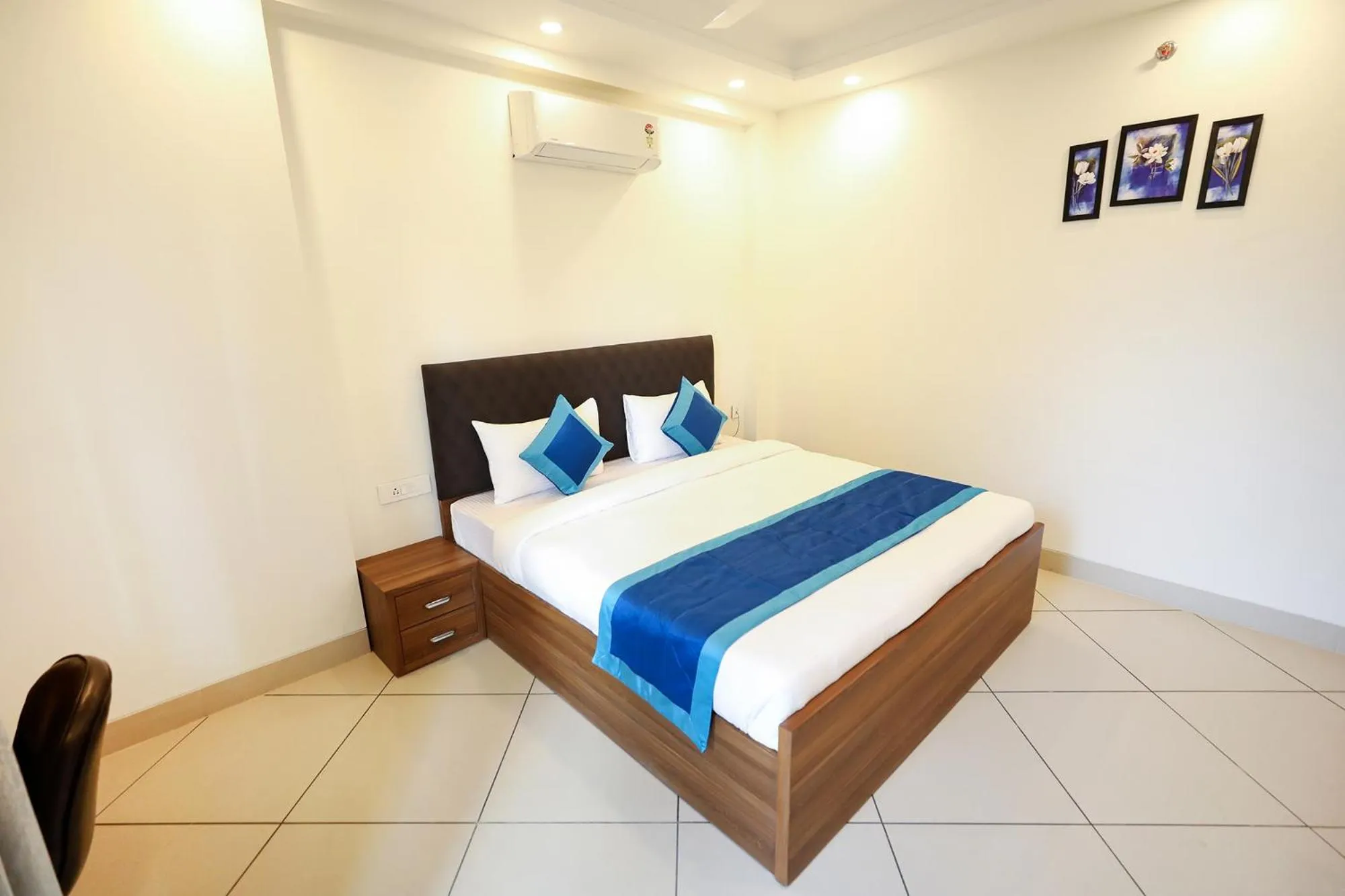 Bed in FabHotel La Paz Stay B&B