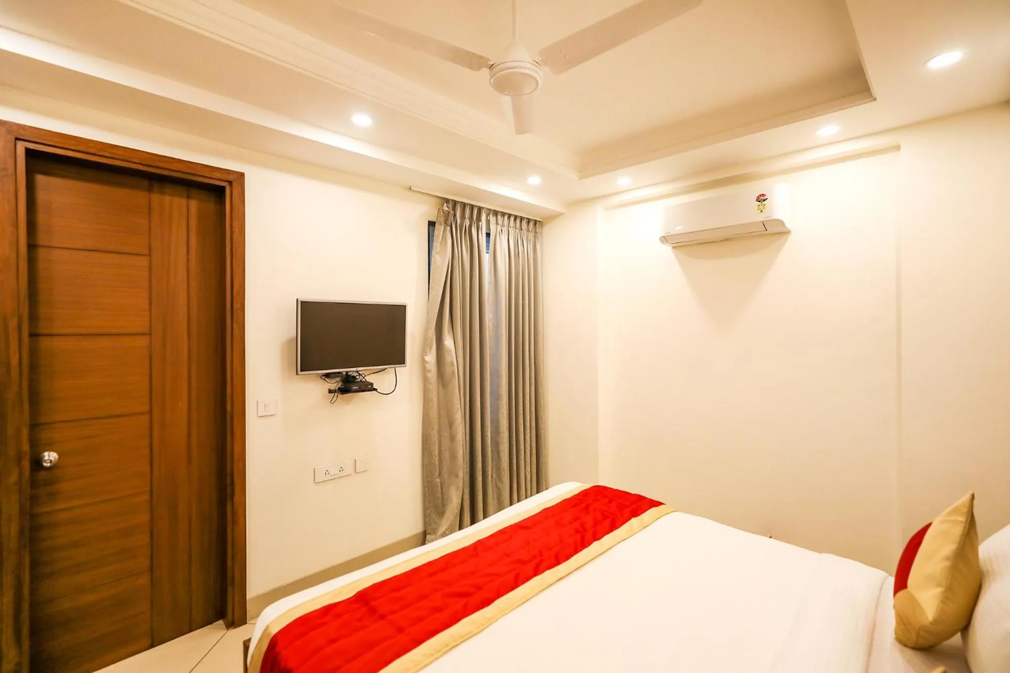 Bed in FabHotel La Paz Stay B&B