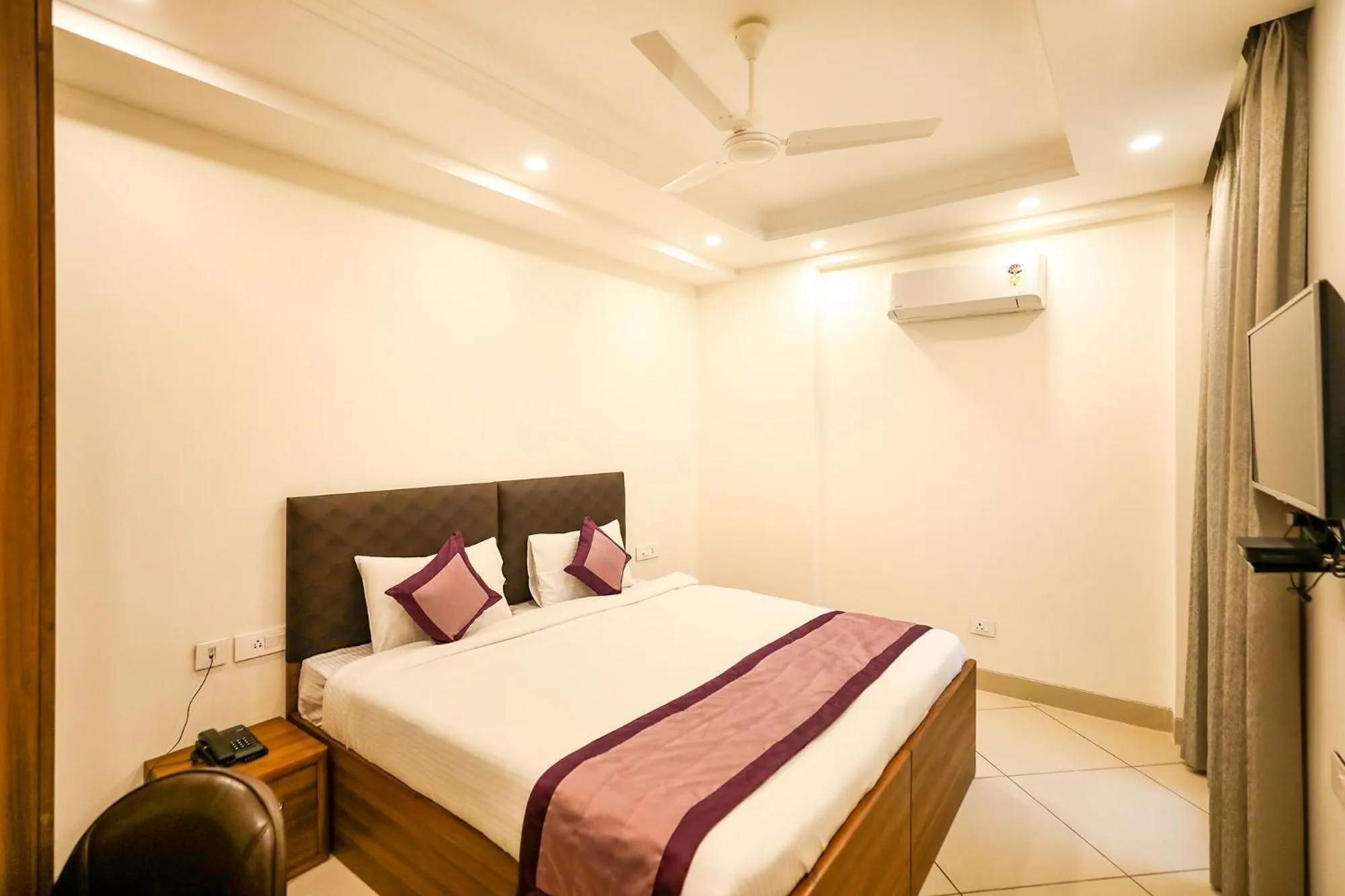 Bed in FabHotel La Paz Stay B&B