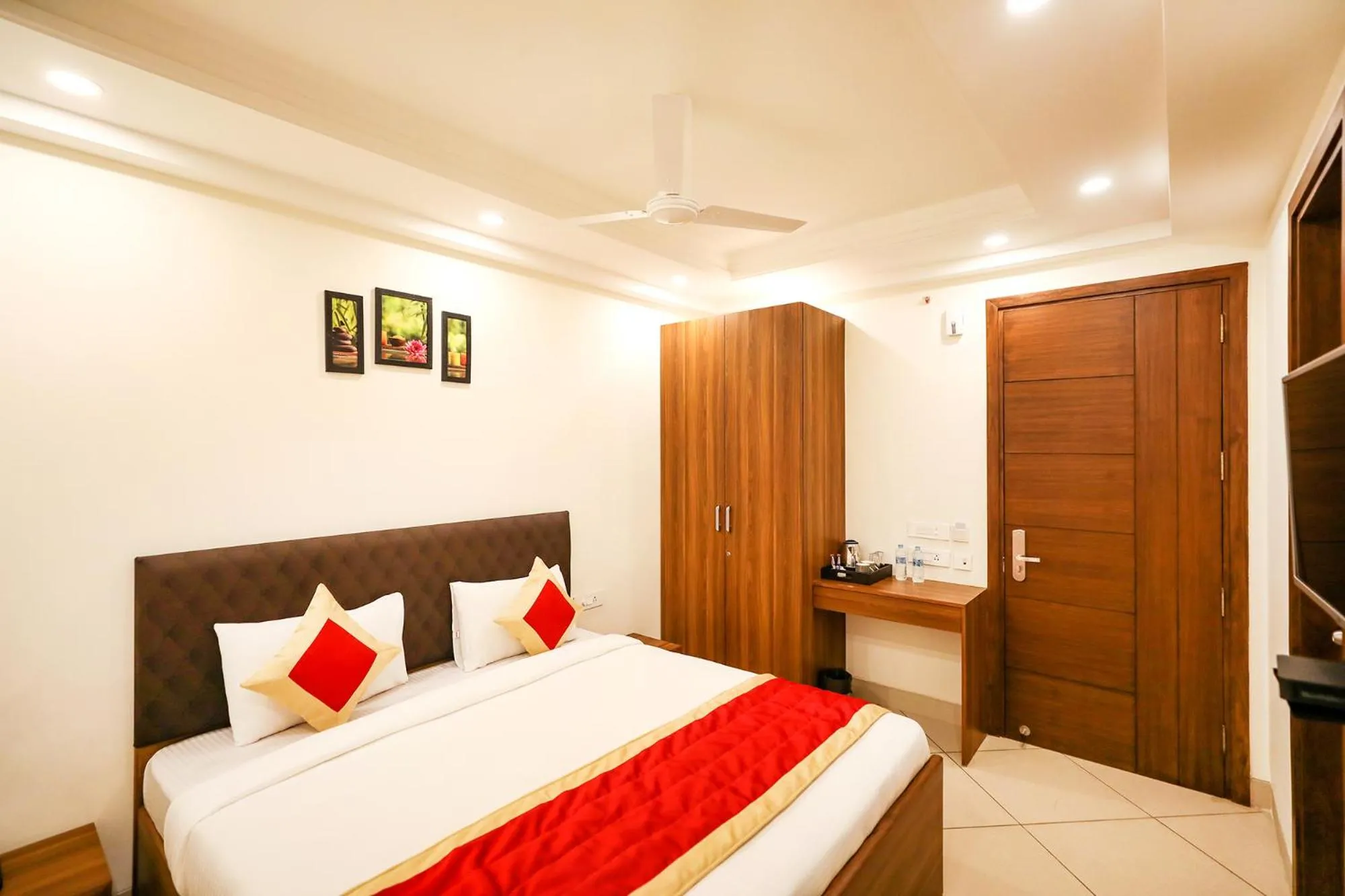 Bed in FabHotel La Paz Stay B&B