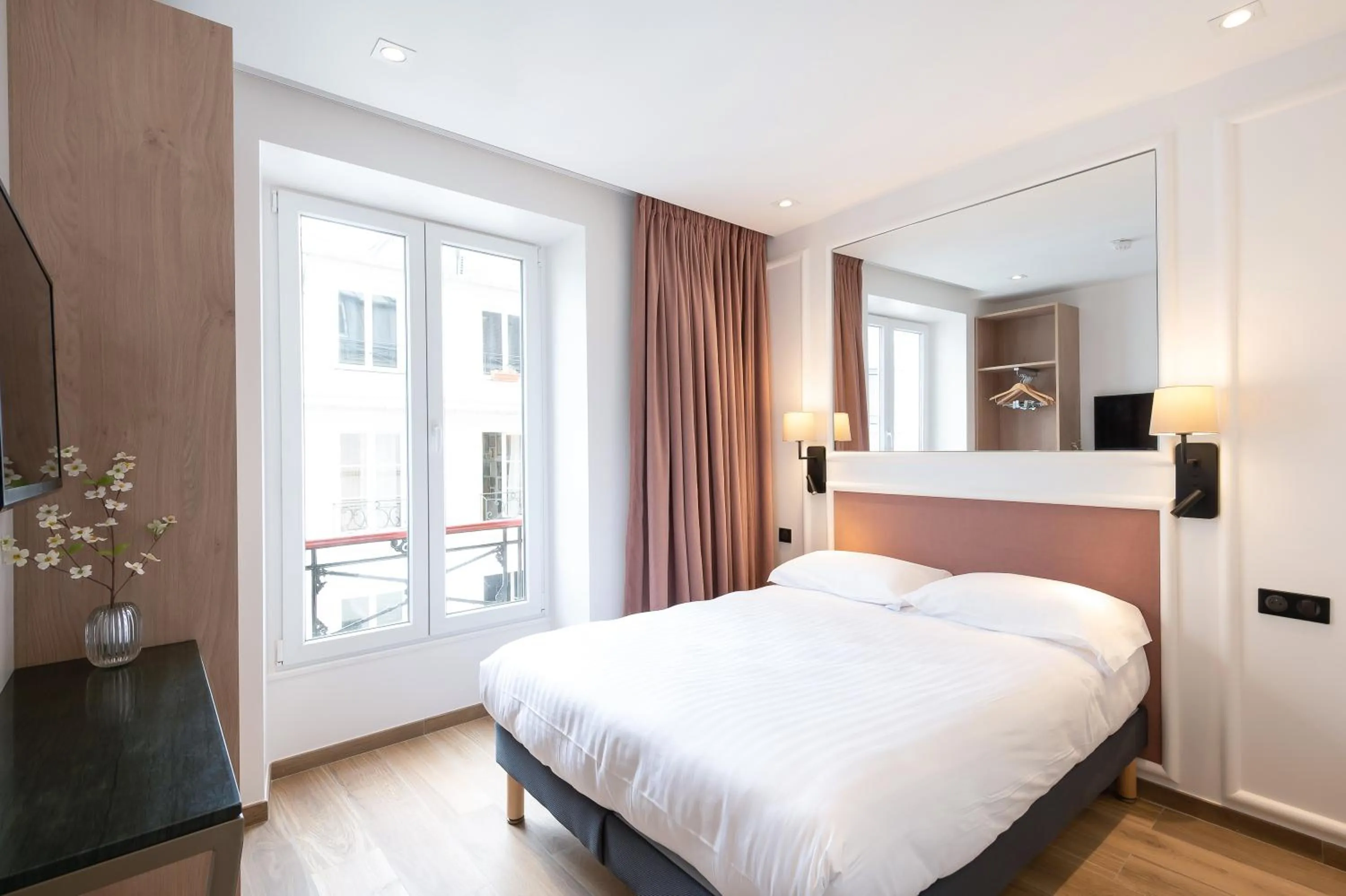 Bed in HOTEL AU COEUR DES ARTS ET METIERS