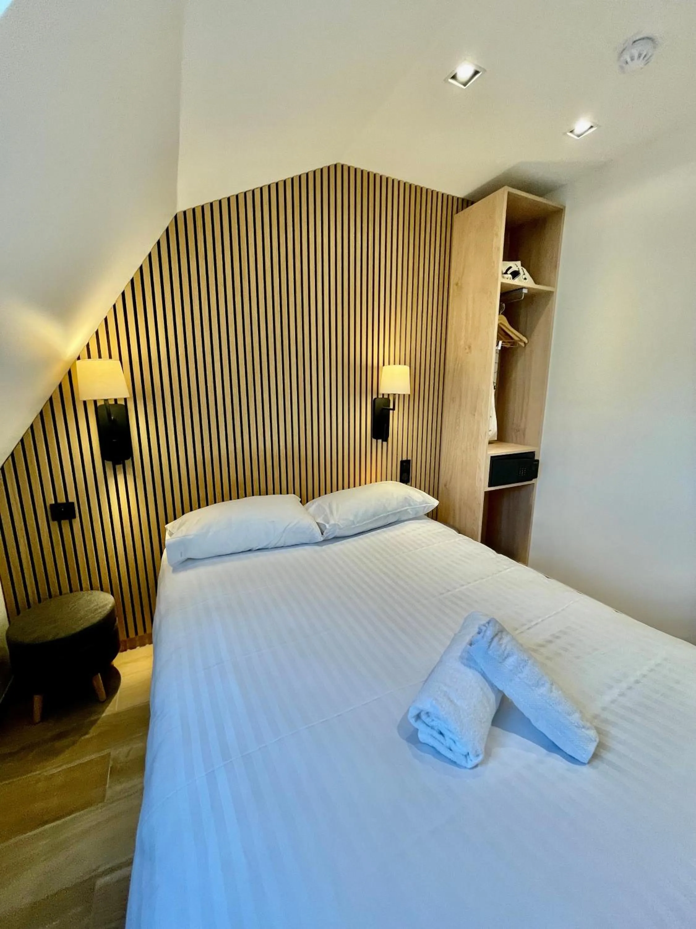 Bed in HOTEL AU COEUR DES ARTS ET METIERS