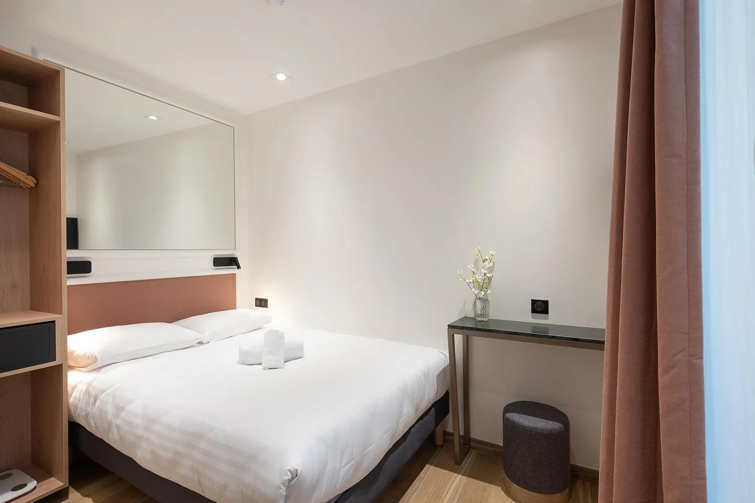 Bed in HOTEL AU COEUR DES ARTS ET METIERS