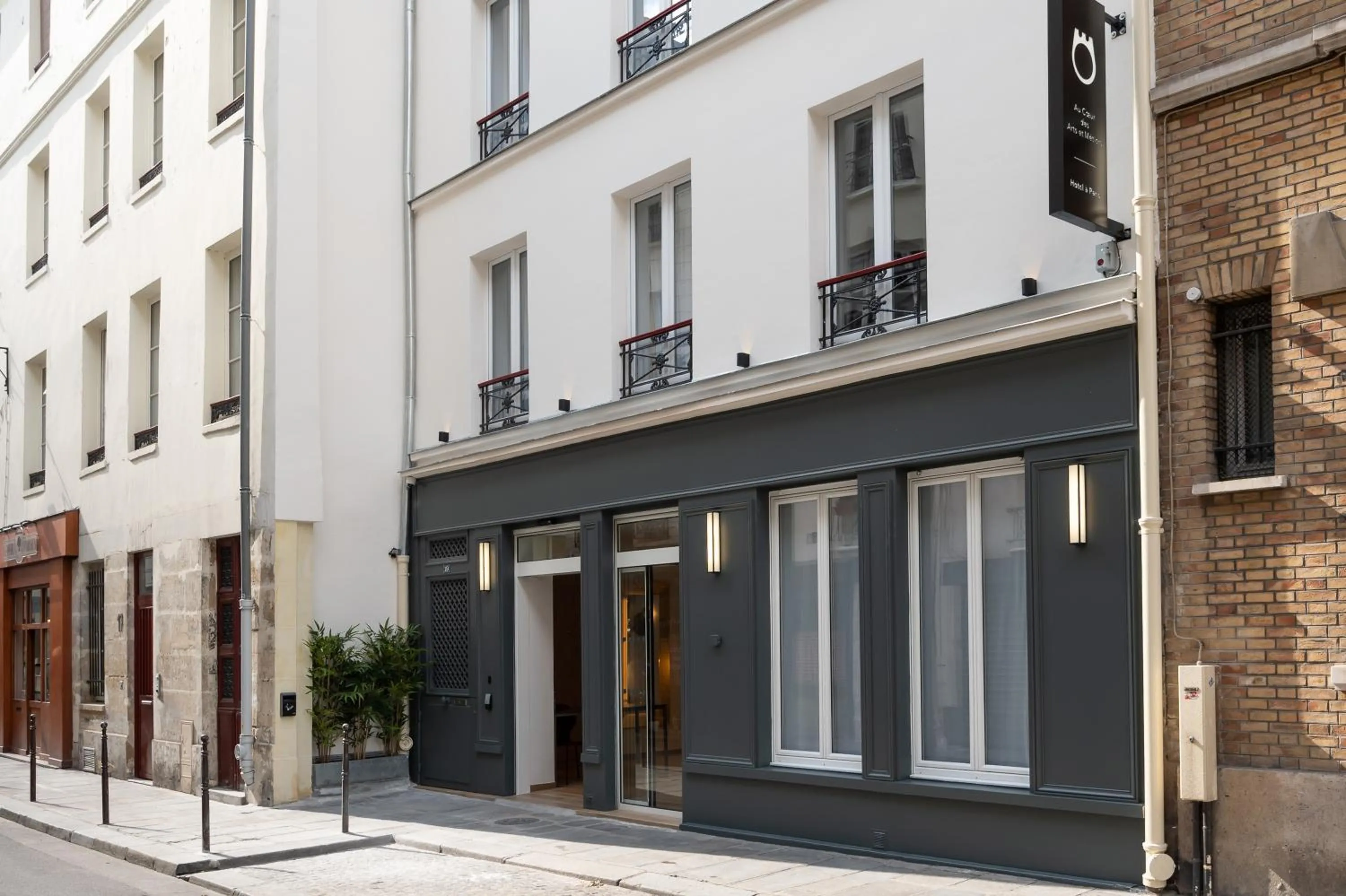 Property building in HOTEL AU COEUR DES ARTS ET METIERS