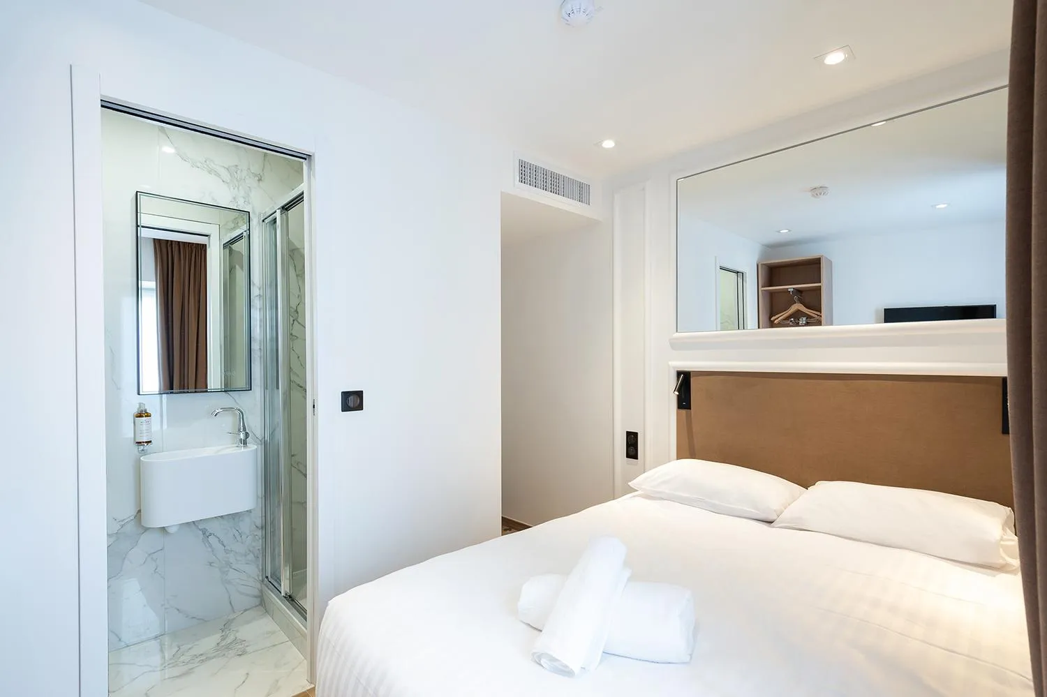 Bed in HOTEL AU COEUR DES ARTS ET METIERS