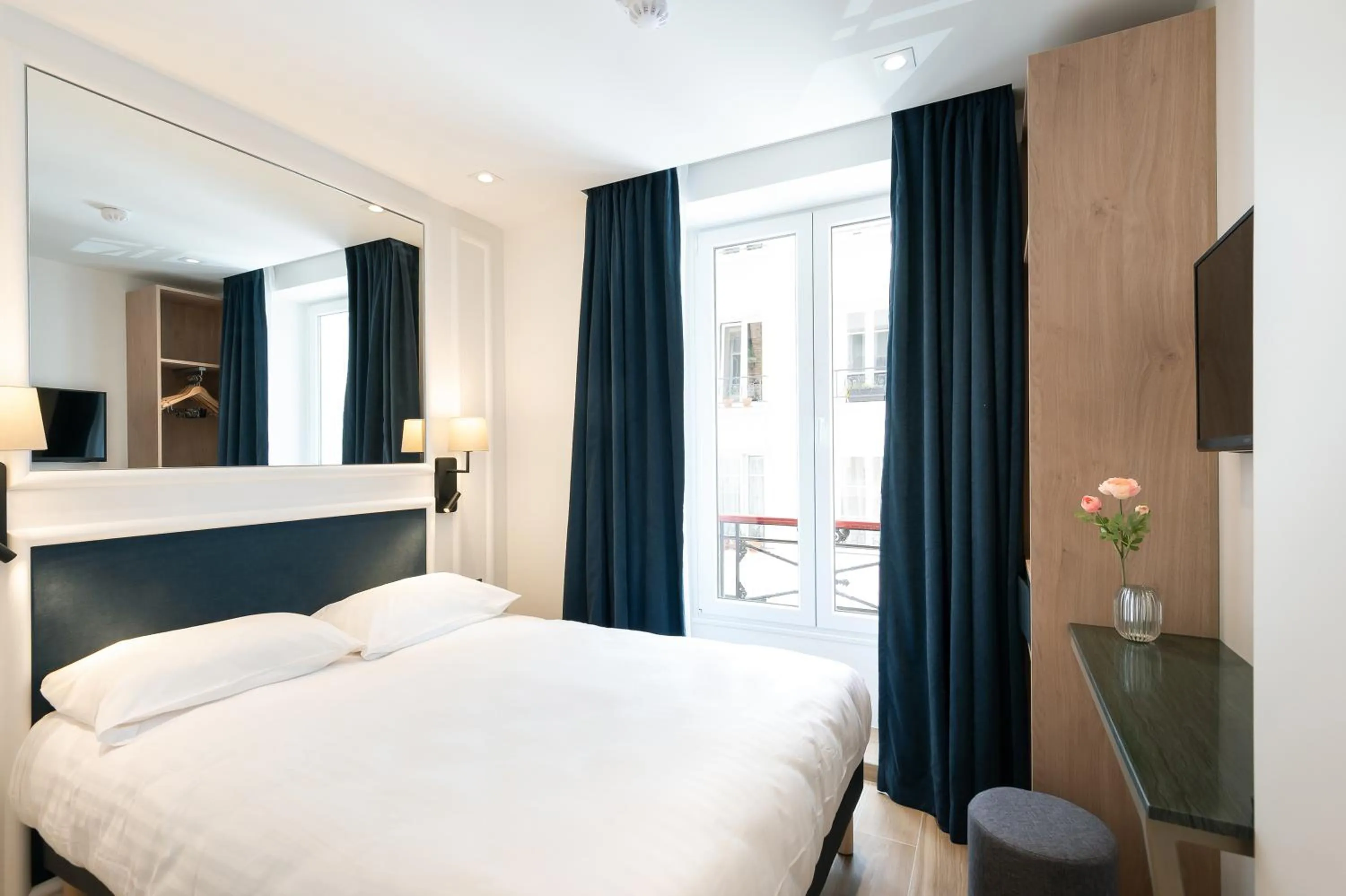 Bed in HOTEL AU COEUR DES ARTS ET METIERS