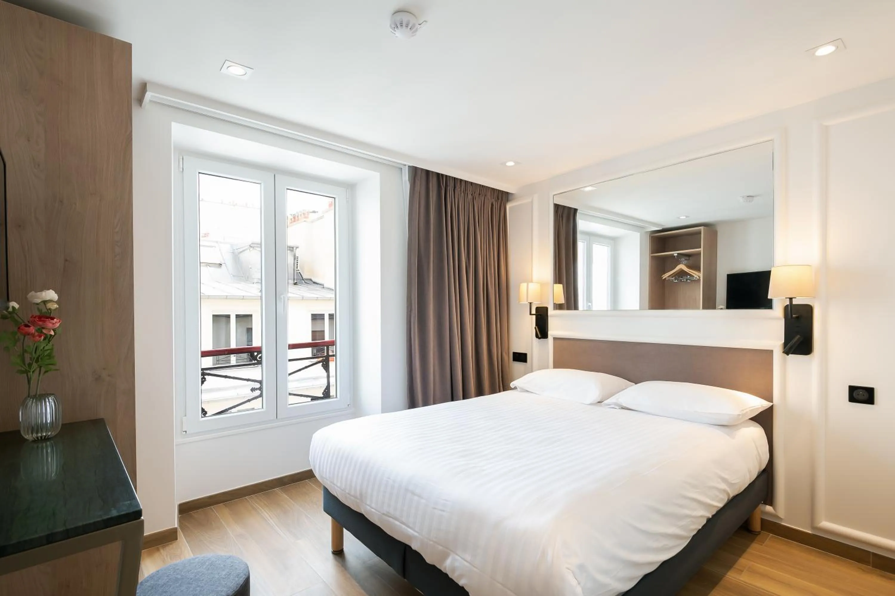 Bed in HOTEL AU COEUR DES ARTS ET METIERS