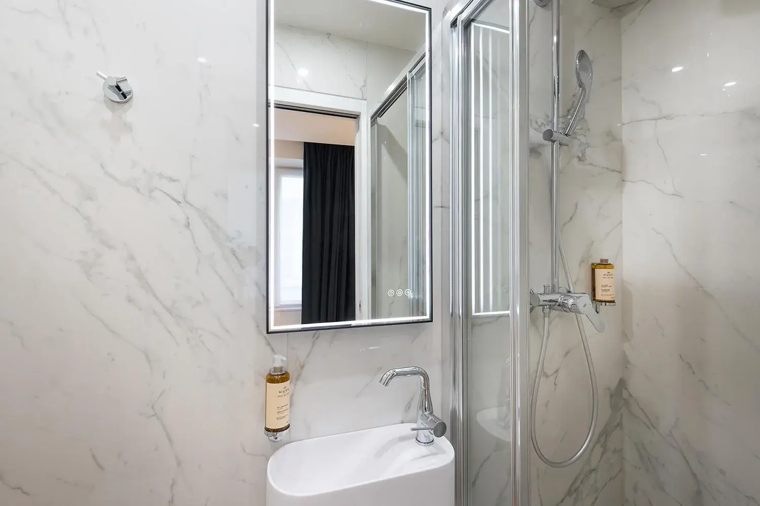 Double Room with Street View in HOTEL AU COEUR DES ARTS ET METIERS Double Room with Street View in HOTEL AU COEUR DES ARTS ET METIERS